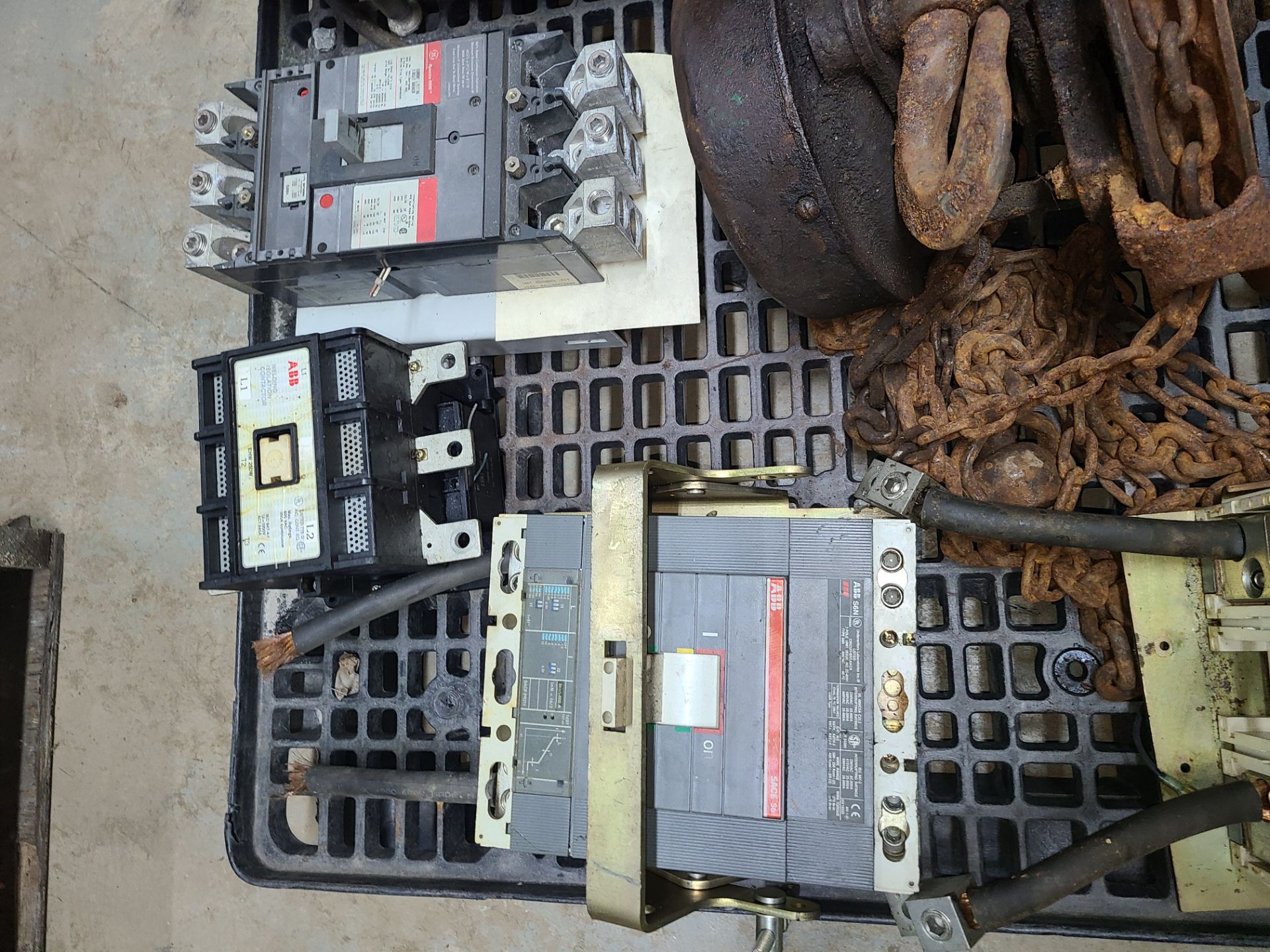 PALLET OF MISC: (2) ABB WELDING CONTACTOR (2) ABB S6N CIRCUIT BREAKER (1) GE SPECTRA RMS CIRCUIT - Image 3 of 3