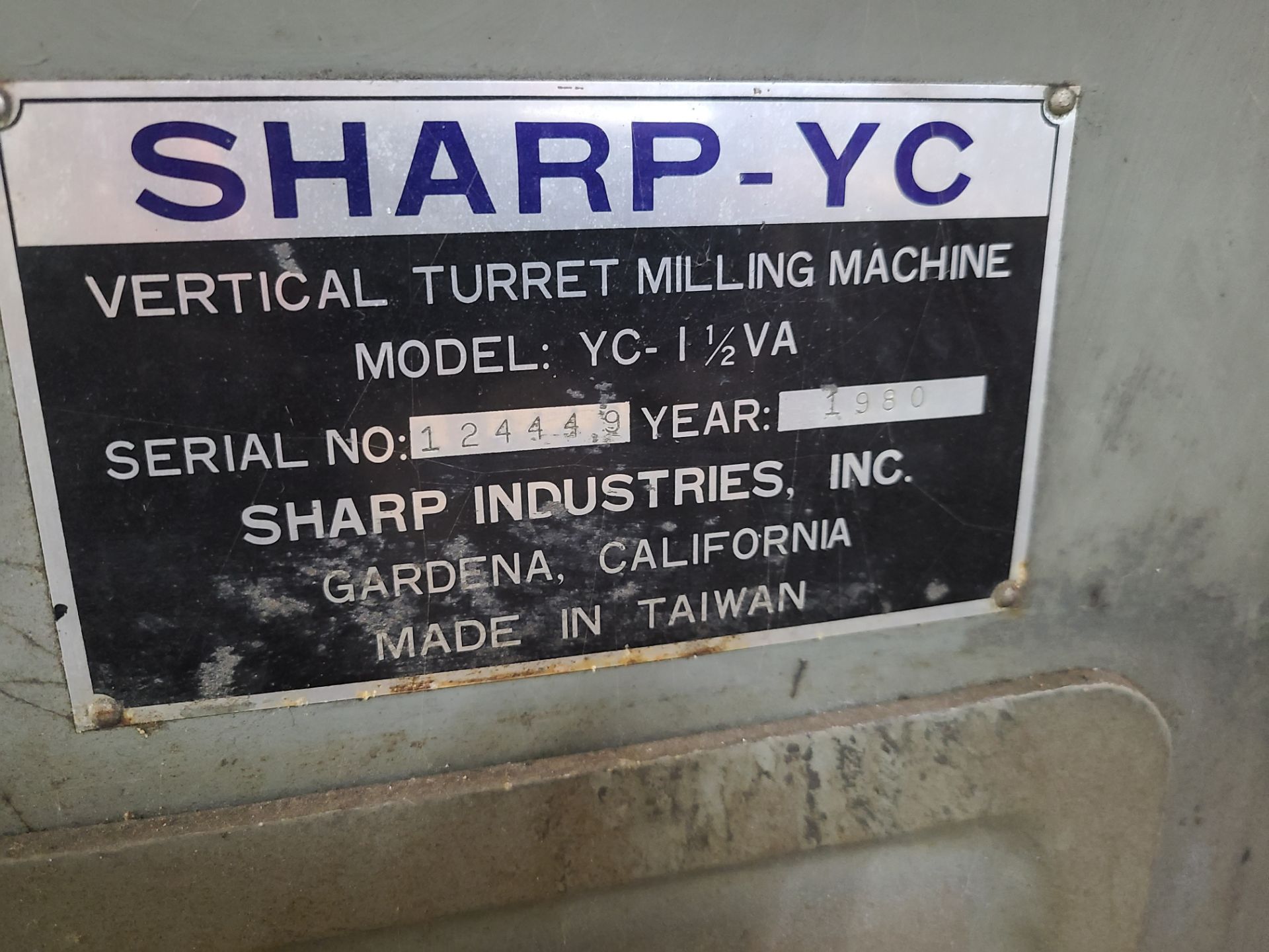 SHARP YC VERTICAL TURRET MILLING MACHINE: YEAR 1980 SERIAL 124449 MODEL AA109 - Image 6 of 6