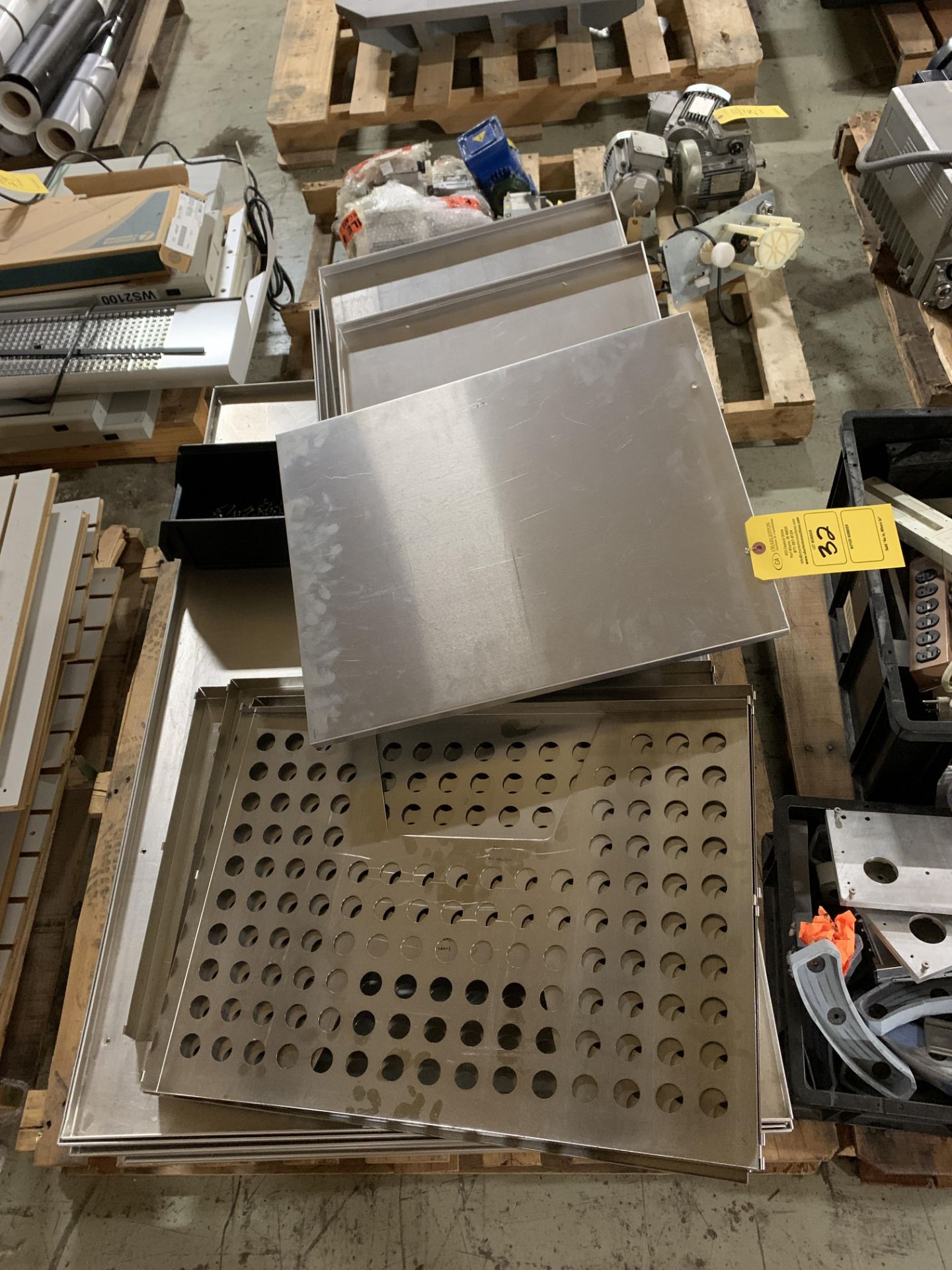 PALLET OF MISC TRAYS/GRATES