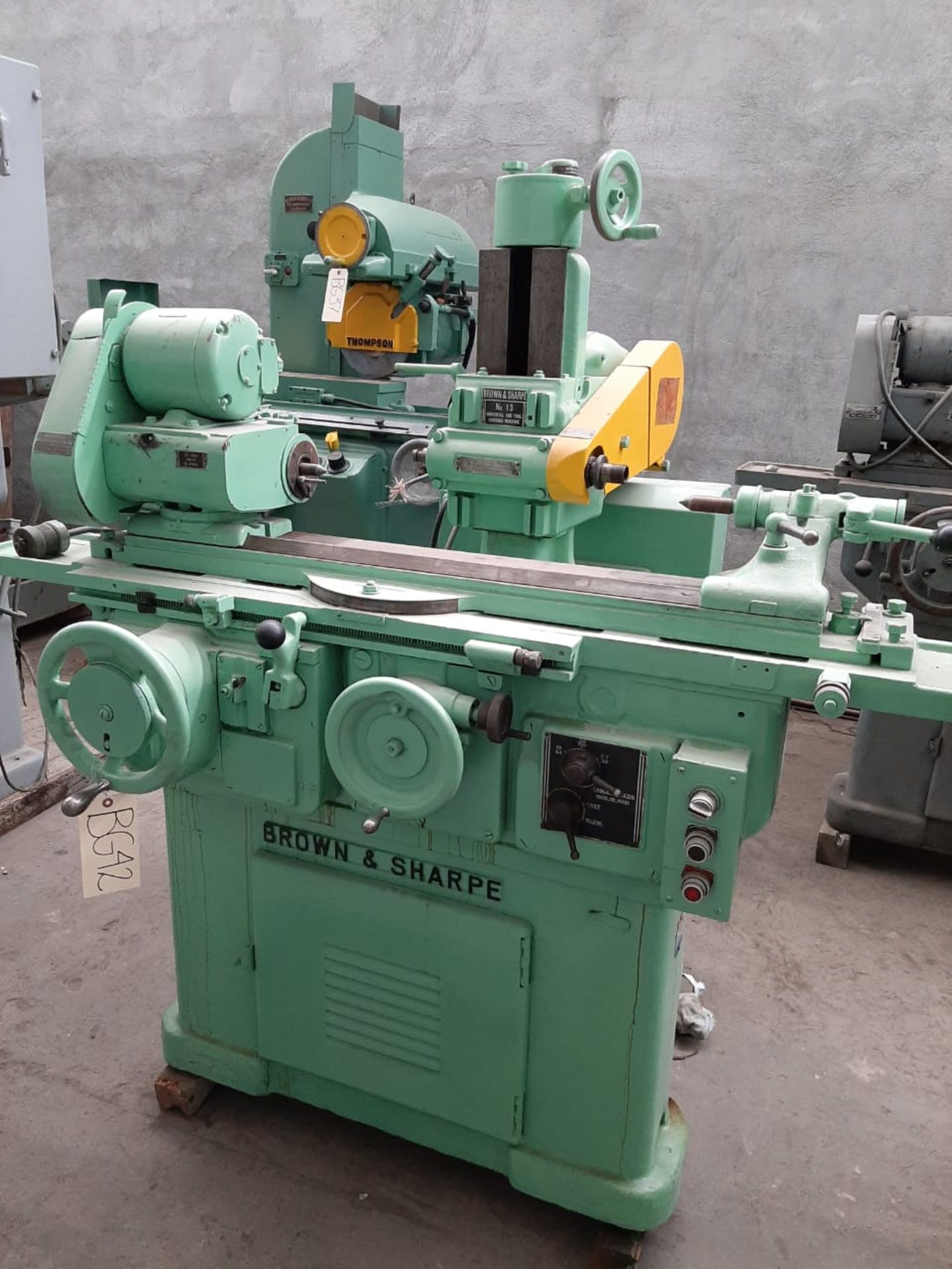 BROWN & SHARPE Grinder machine No 13 32" 220 volts 3PH 60 cycle 110 v 22" entre centros /