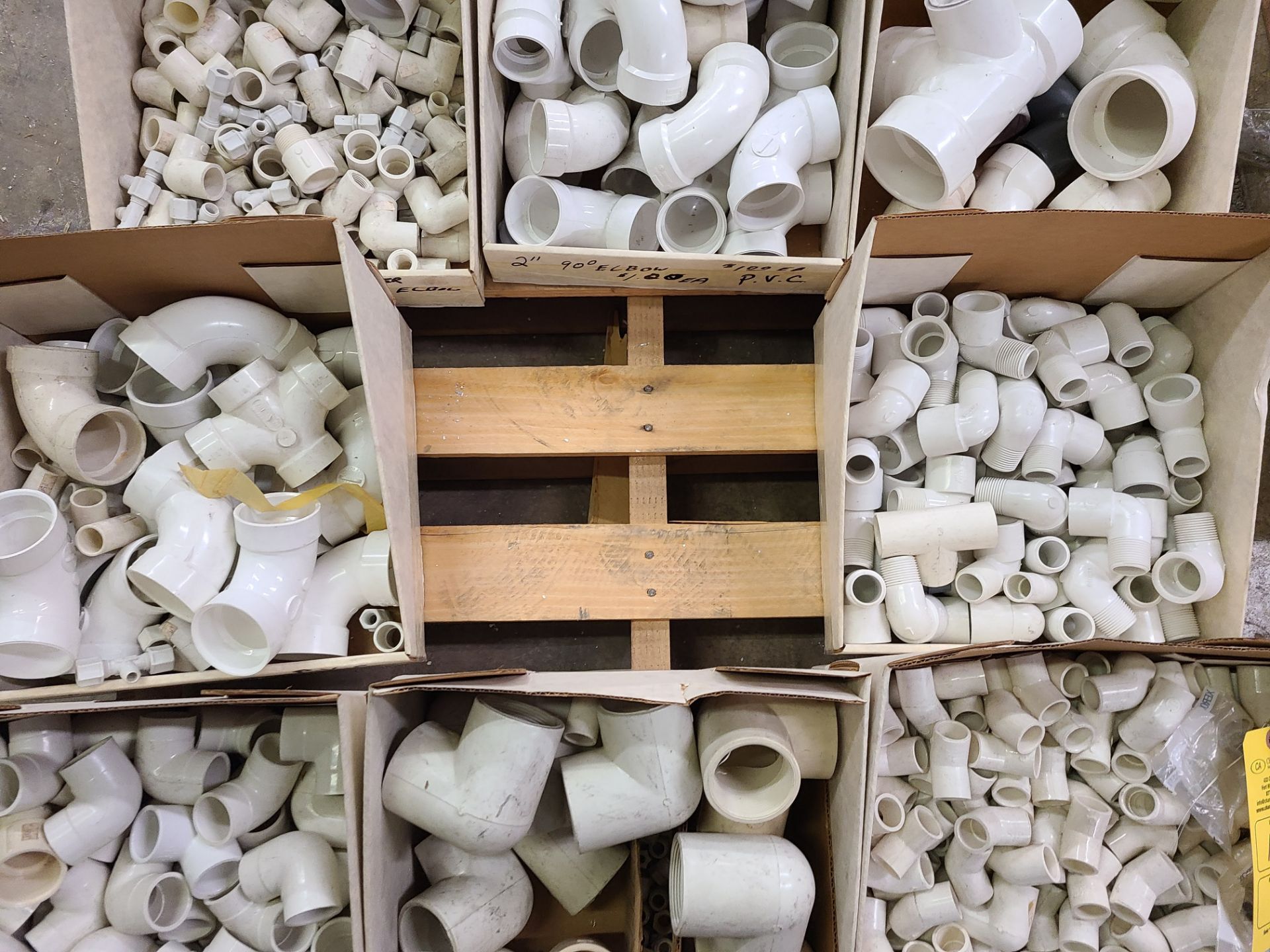 PALLET OF VARIOUS PVC COUPLINGS AND ELBOWS - Image 4 of 5