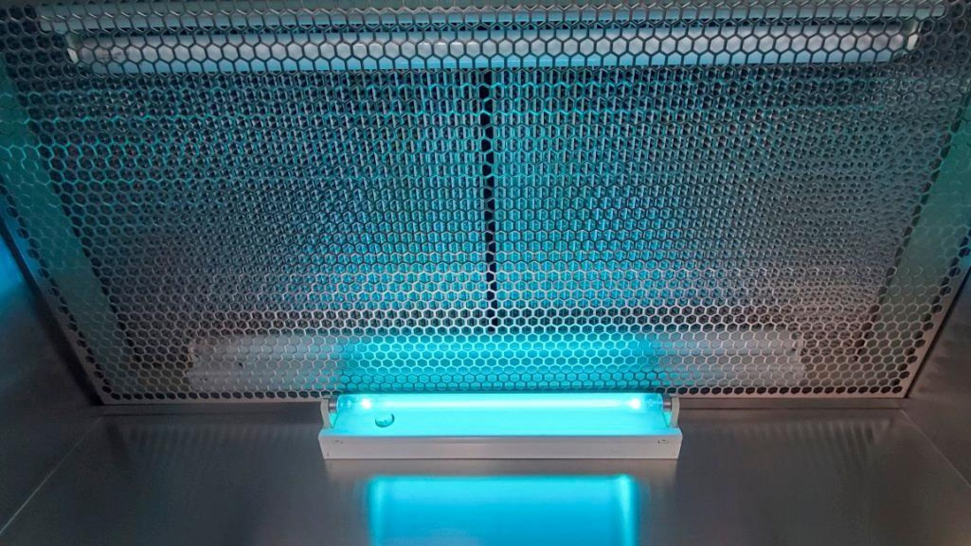 LAMINAR Flow Hood - Image 12 of 17