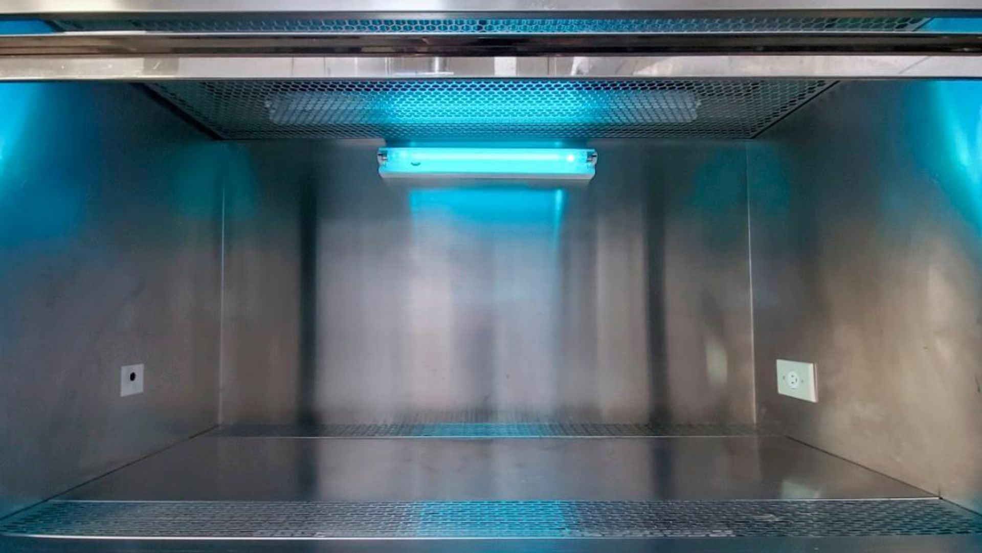 LAMINAR Flow Hood - Image 10 of 17