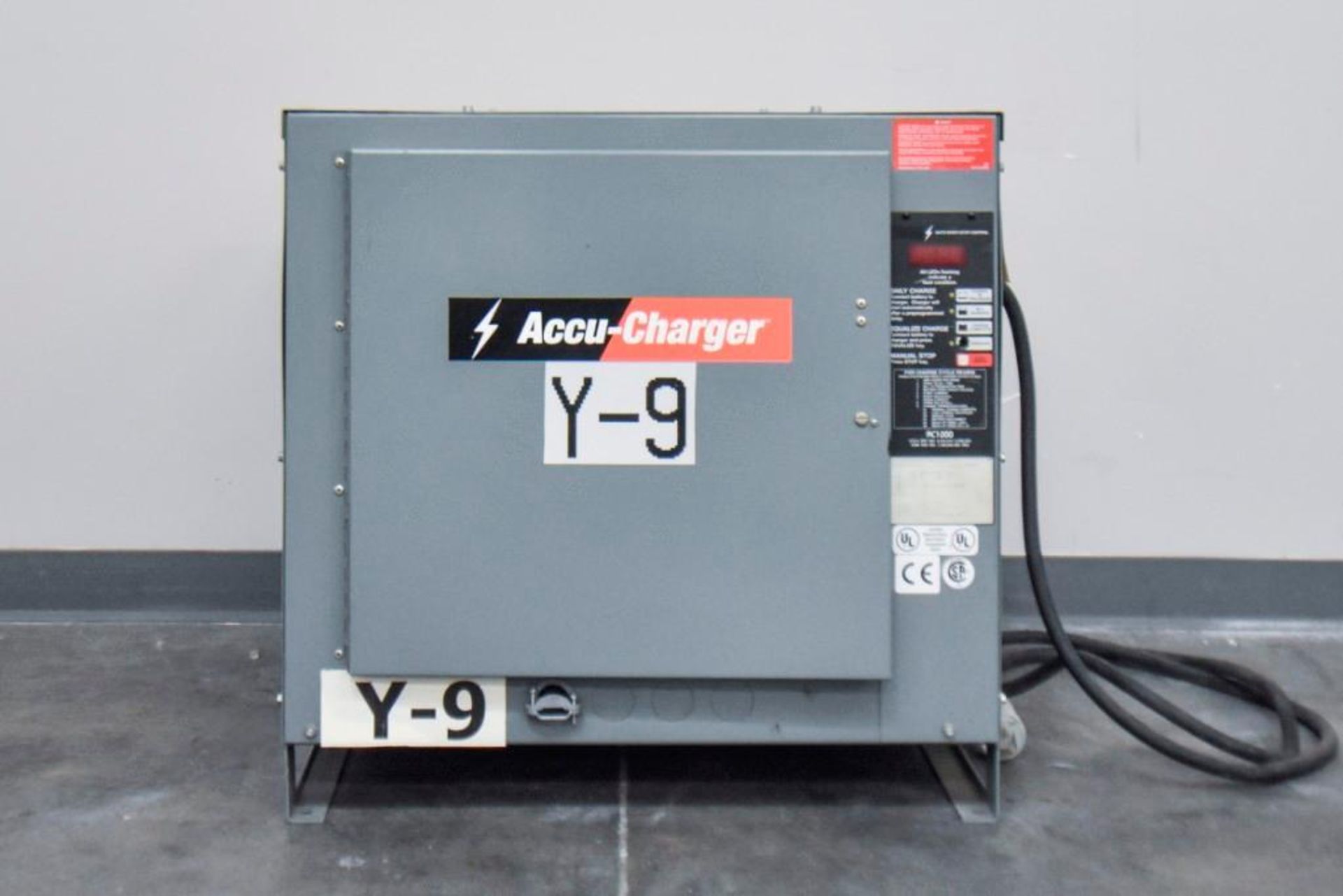 Accu Charger Y-9