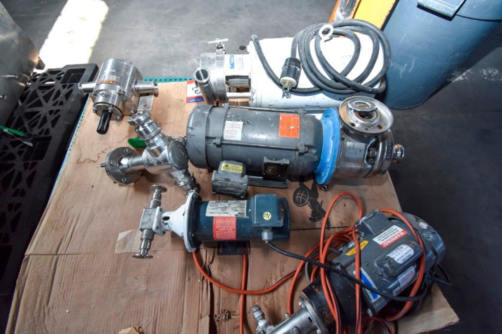 Assorted Pallet of motors and pumps - Image 7 of 9