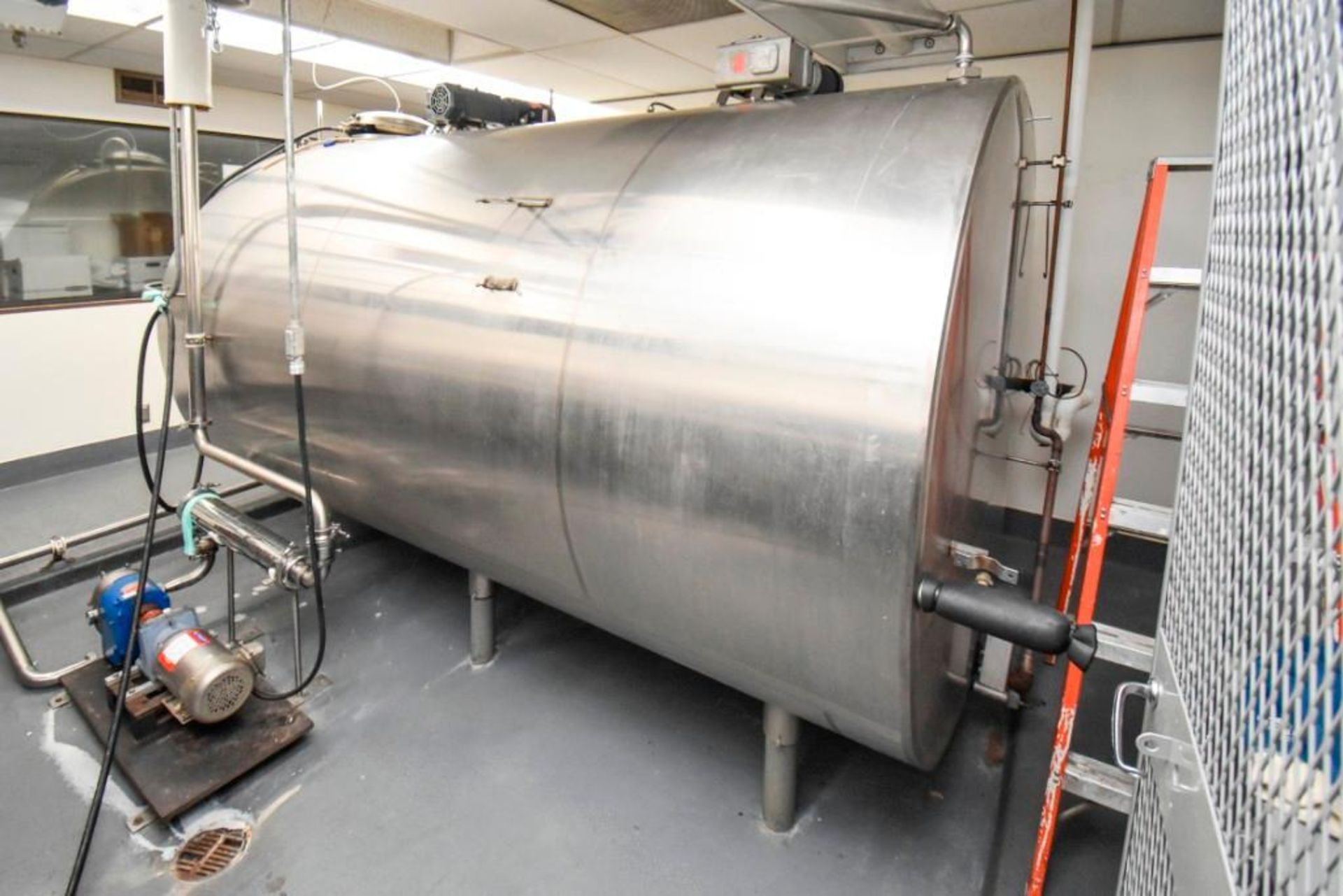 Schweitzer's 2000 Gallon Tank with Freon Cooling System - Image 2 of 5