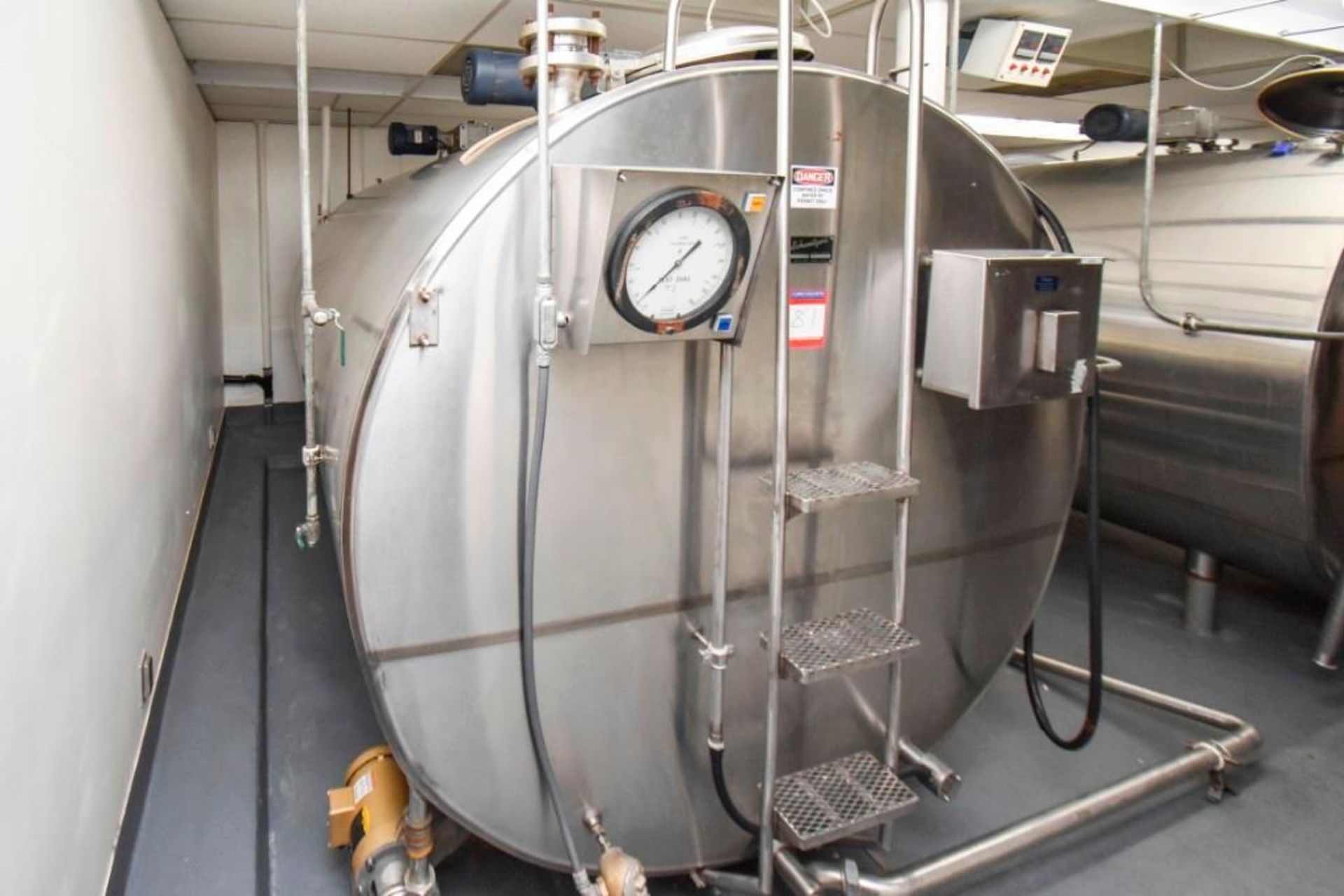 Schweitzer's 2000 Gallon Tank with Freon Cooling System - Image 3 of 5