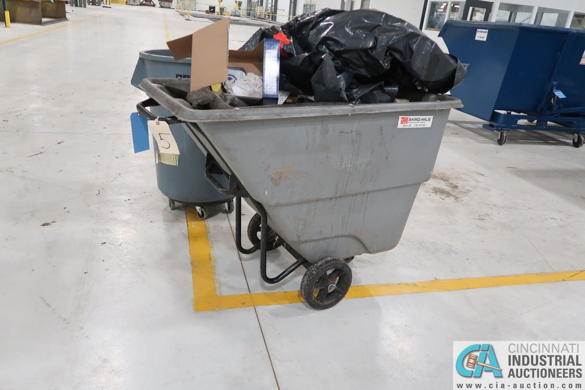 AKRO MILS PORTABLE POLY TRASH HOPPER