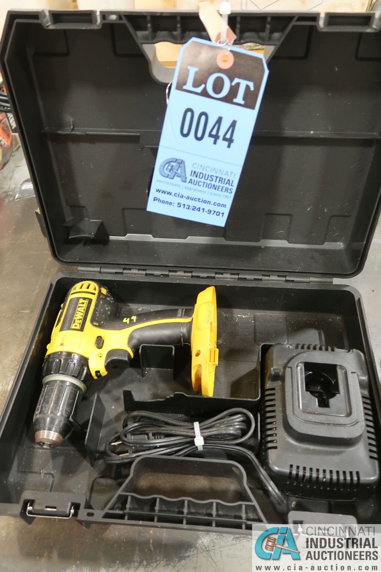 1/2" DEWALT CORDLESS DRILL WITH CHARGER