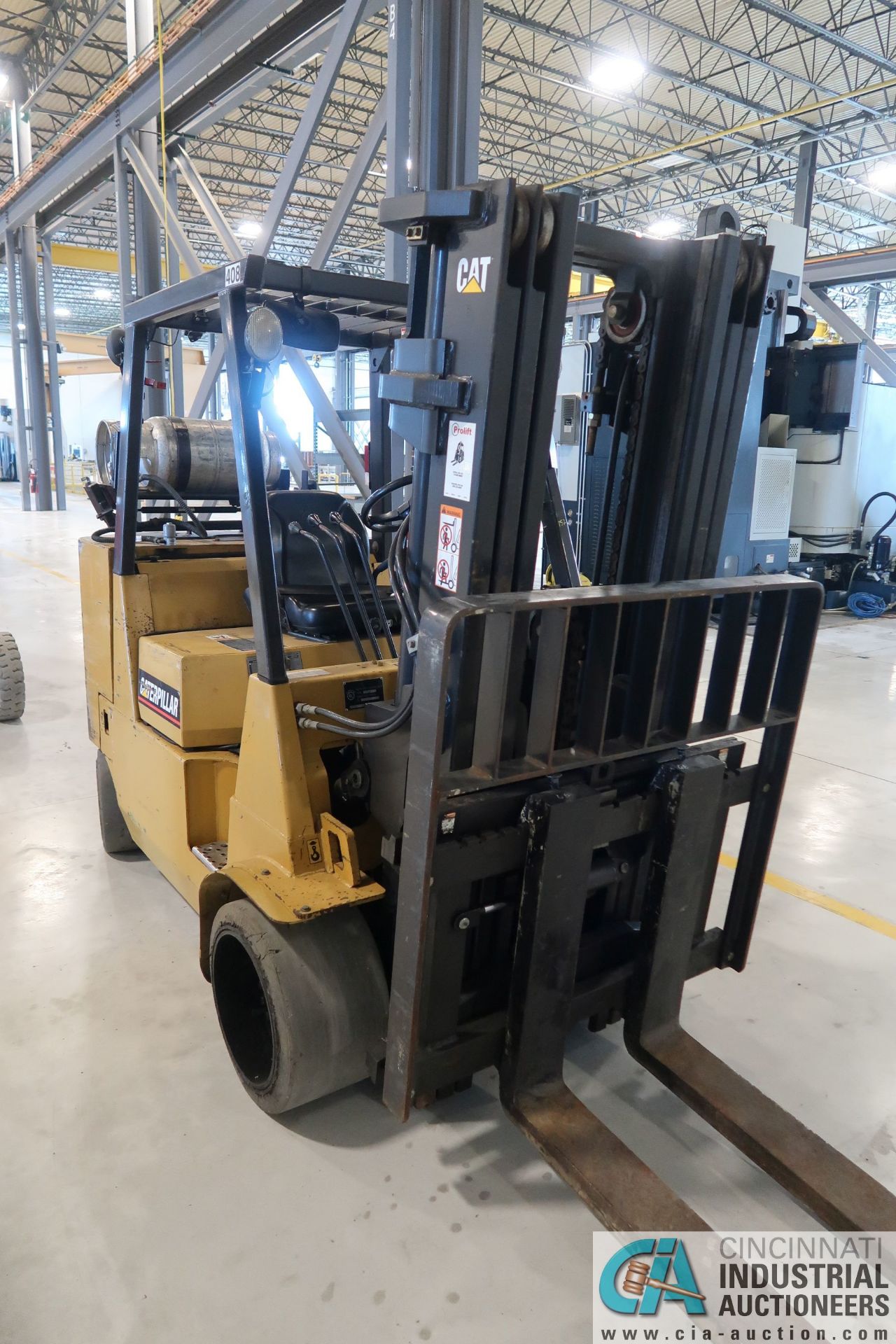 11,000 LB. CATERPILLAR MODEL GC55K LP GAS LIFT TRUCK; S/N AT88A00314, 84" MAST HEIGHT, 172" LIFT - Image 2 of 7