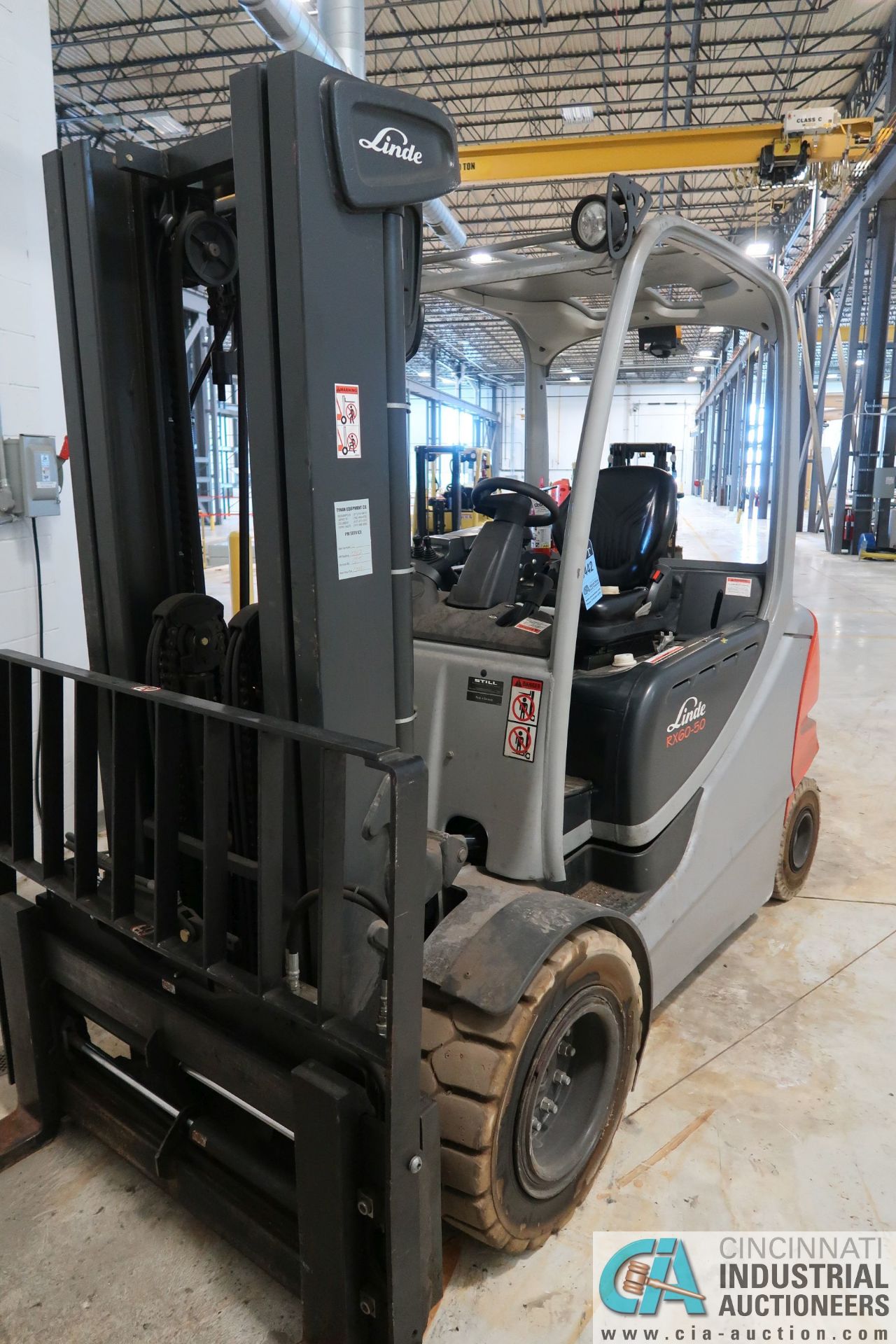 9,000 LB. LINDE MODEL RX60-50 NON-MARKING TIRE ELECTRIC LIFT TRUCK; S/N 516329B00277, 80 VOLT