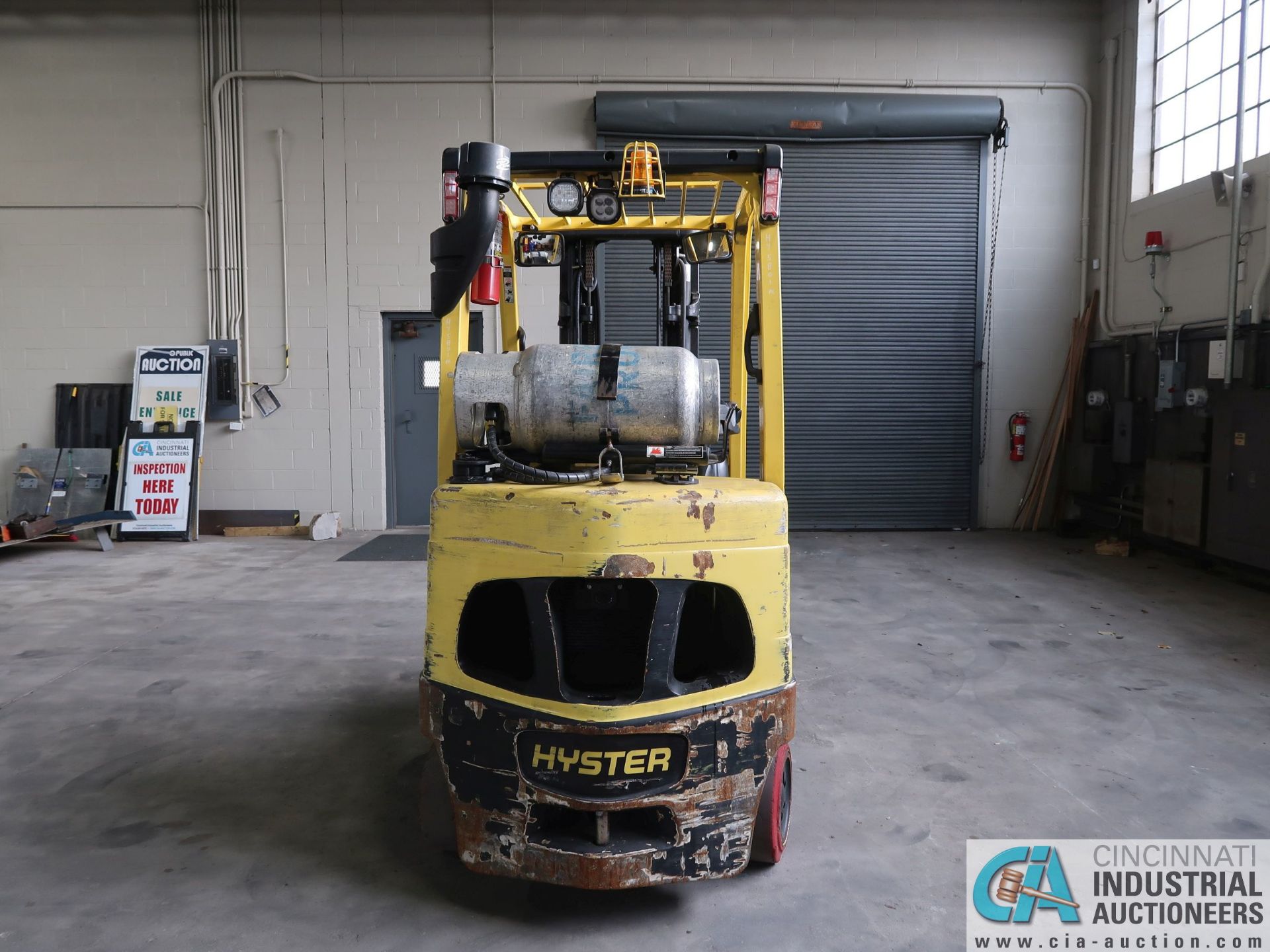 6,000 LB. HYSTER MODEL S60FT FORK TRUCK; S/N F187V25801M, LP GAS, SOLID TIRE, 187.8" LIFT HEIGHT, - Image 5 of 6