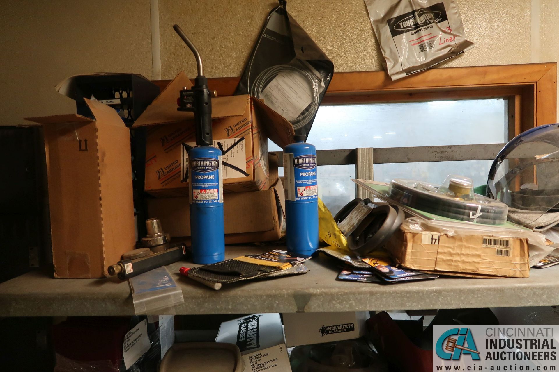 (LOT) CONTENTS OF ROOM, MISC. WELDING SUPPLIES, WIRE, HOSE, GRINDING WHEELS, SAFETY WEAR - Image 4 of 7