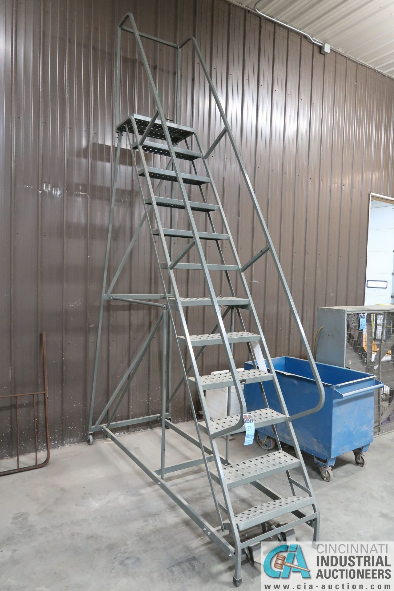 10' PORTABLE SHOP LADDER