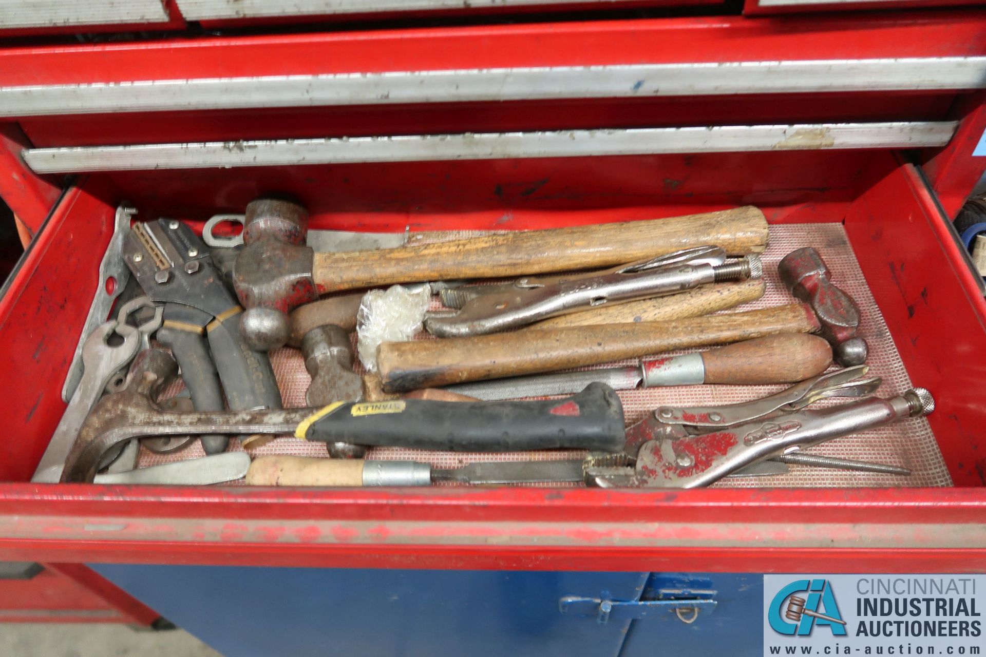 (LOT) 6-DRAWER TOOL BOX WITH PORTABLE 2-DOOR CABINET AND TOOLS - Image 6 of 7