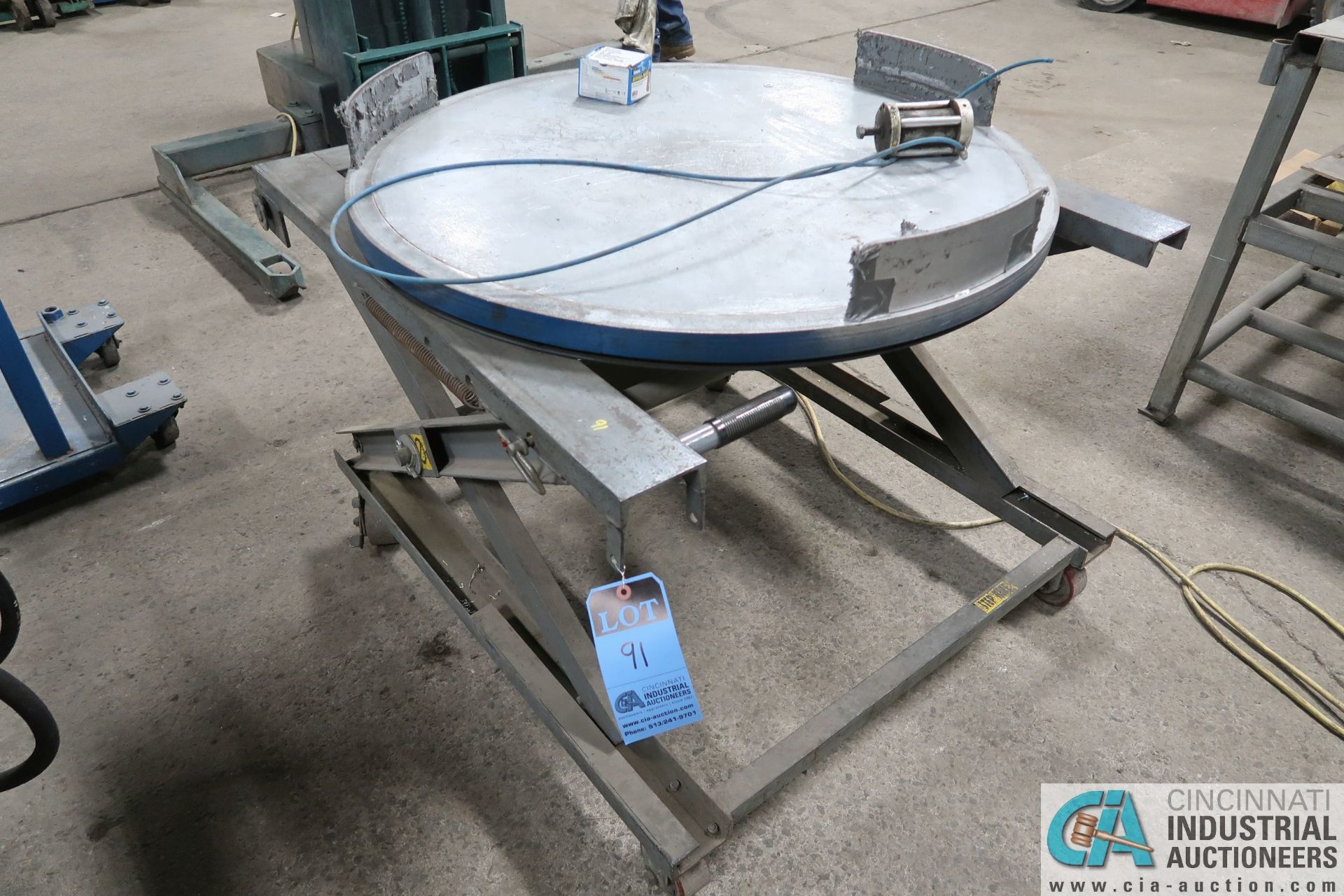 40" DIA. MANUAL LIFT TABLE