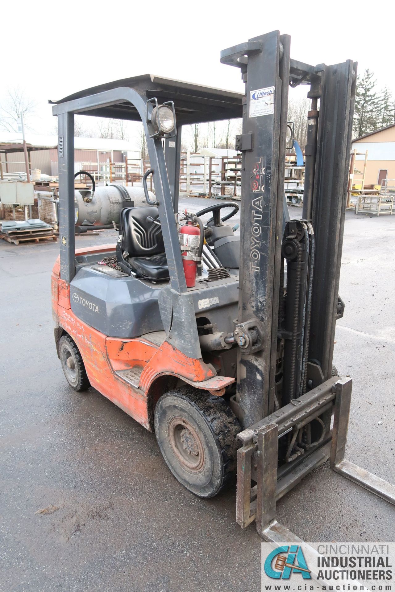3,500 LB. TOYOTA MODEL 7FGU18 LP GAS HARD PNEUMATIC LIFT TRUCK; S/N 61384, 2-STAGE MAST, SIDE SHIFT, - Image 3 of 8
