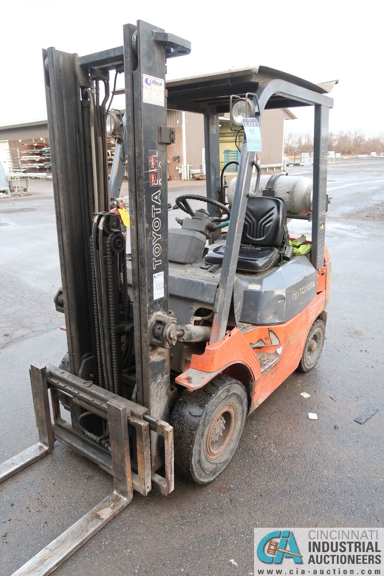 3,500 LB. TOYOTA MODEL 7FGU18 LP GAS HARD PNEUMATIC LIFT TRUCK; S/N 61384, 2-STAGE MAST, SIDE SHIFT,