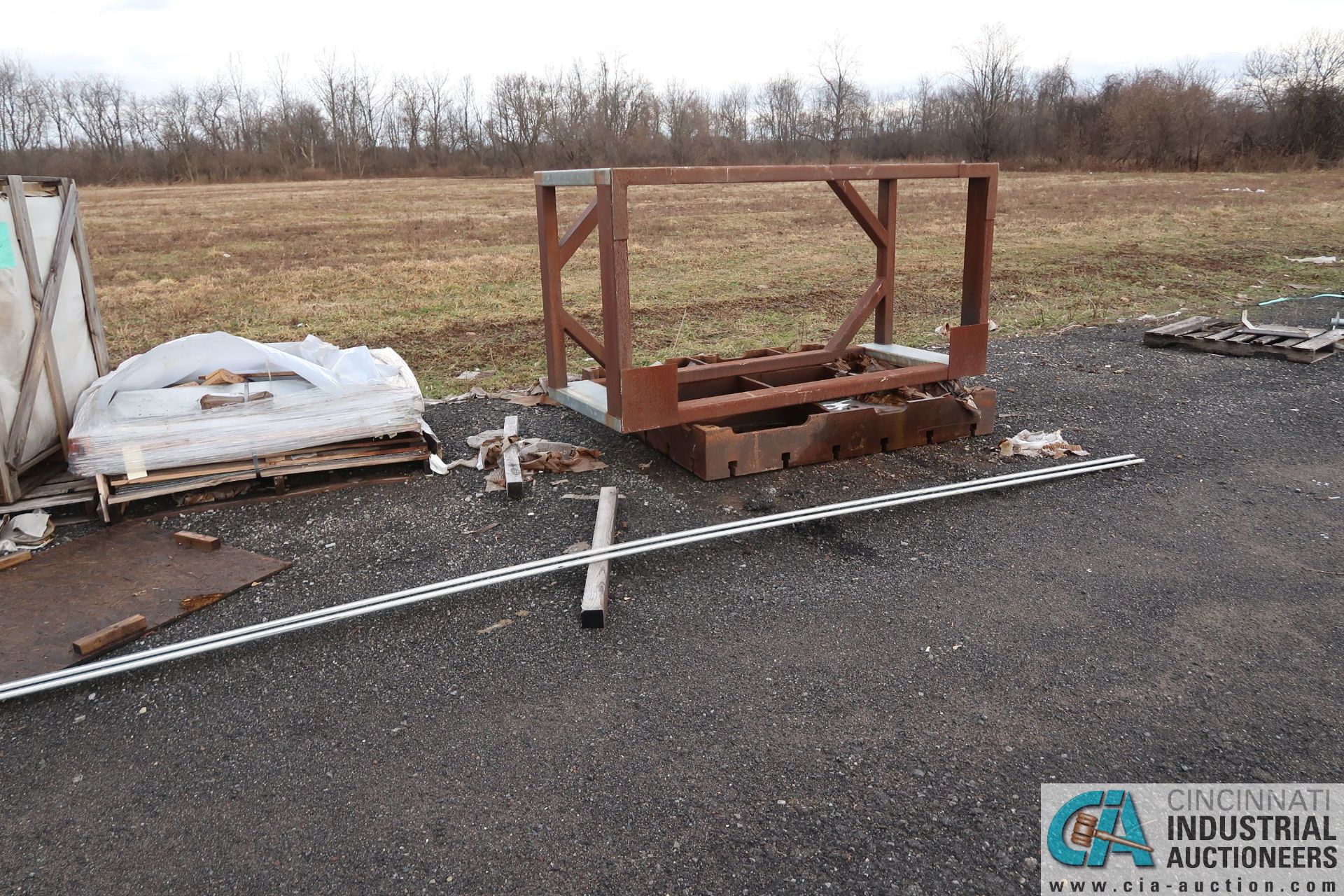 (LOT) BALANCE OF RAW MATERIAL AND FABRICATED PARTS AT BACK OF LOT AND UP TO AND AROUND TRAILERS ** - Image 4 of 18