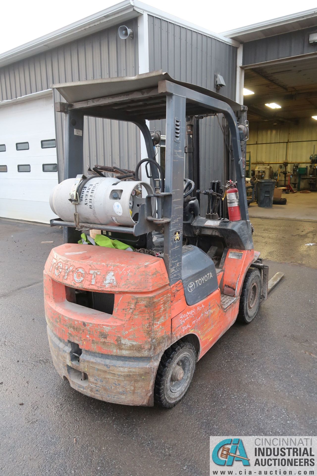 3,500 LB. TOYOTA MODEL 7FGU18 LP GAS HARD PNEUMATIC LIFT TRUCK; S/N 61384, 2-STAGE MAST, SIDE SHIFT, - Image 4 of 8