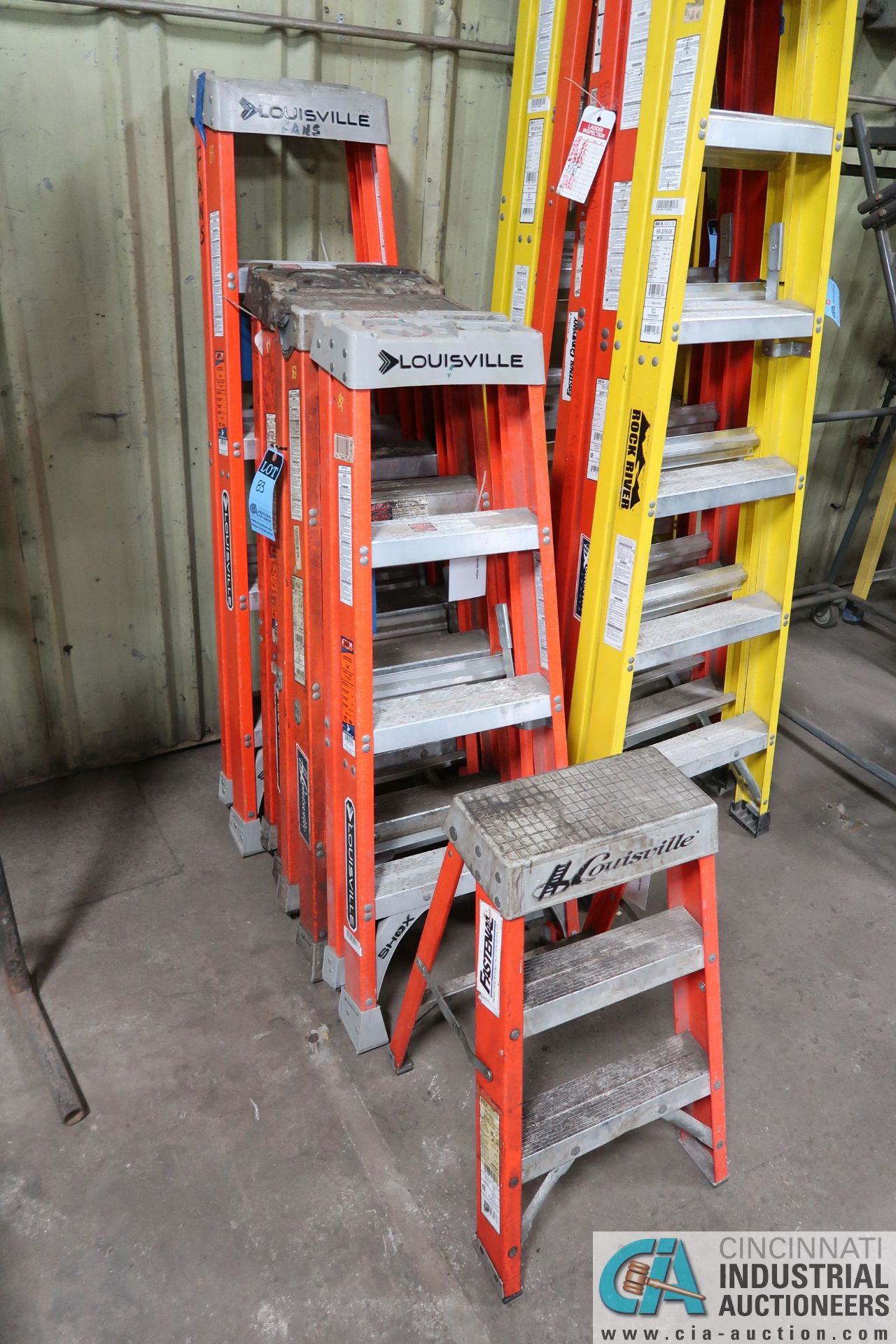 (LOT) (1) 5', (3) 4', & (1) 2' LOUISVILLE FIBERGLASS LADDERS