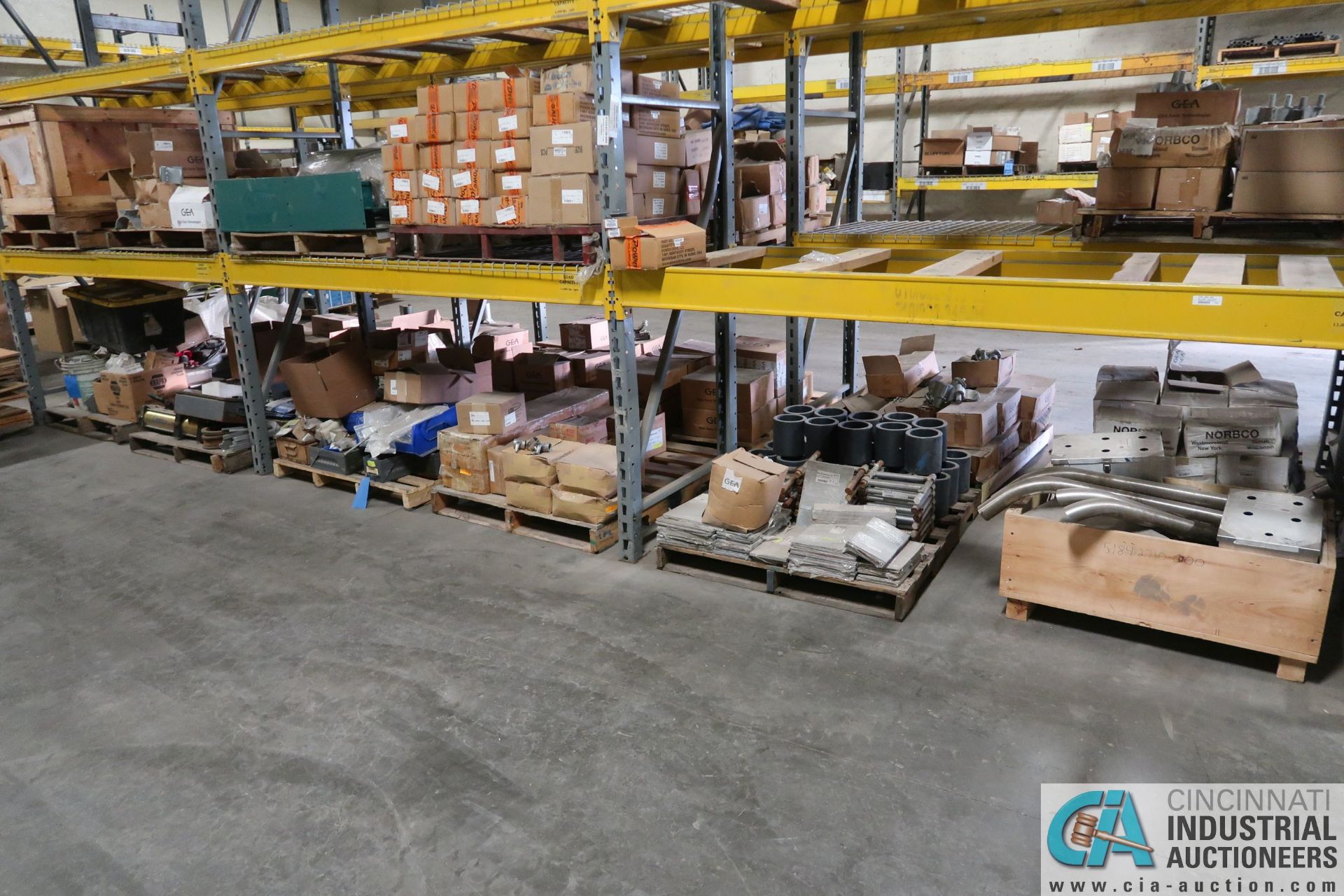 (LOT) CONTENTS OF 6 SECTIONS PALLET RACK: BARN SUPPORT ITEMS, HINGES, MOUNT, BRACKETS, GATE NOTCHES, - Image 2 of 12