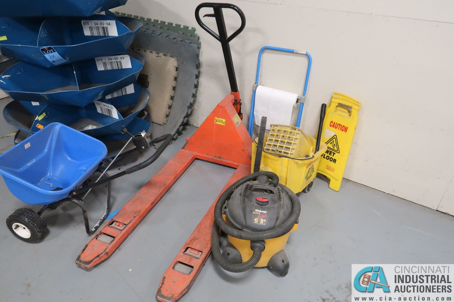 (LOT) SHOP VAC, PARTS CAROUSEL, SEEDER, PALLET TRUCK, MATS - Image 4 of 4