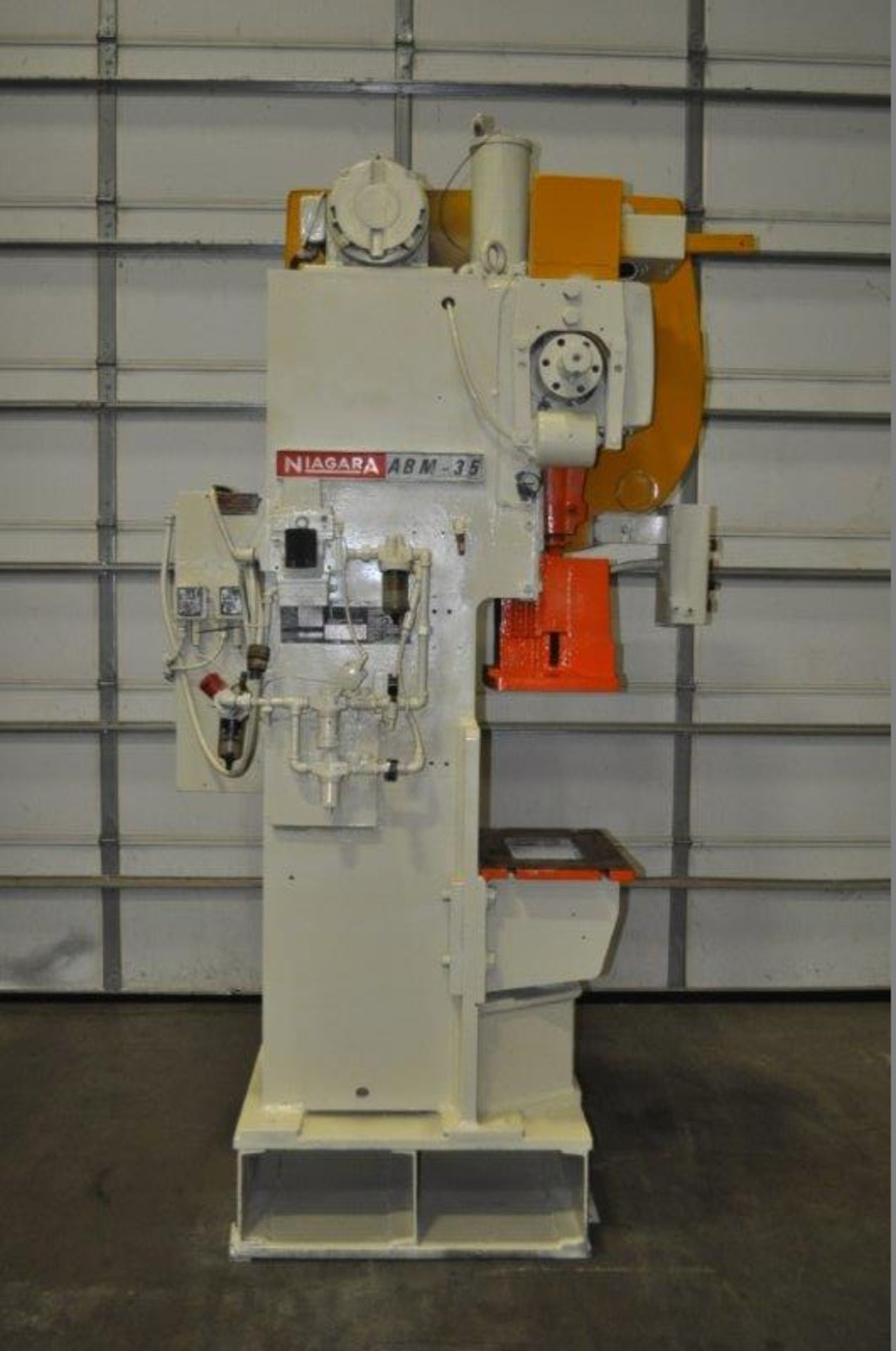 35 TON NIAGARA MODEL AMB-35 ADJUSTABLE BEND HORN PRESSES; S/N 49362, 24" LEFT TO RIGHT X 16" FRONT - Image 4 of 8