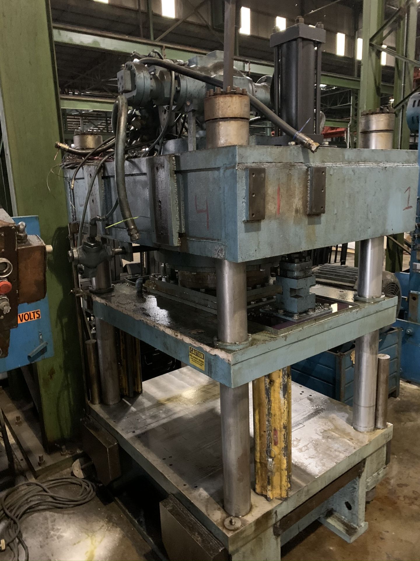 450 TON MODERN MODEL UNK 4-POST HYDRAULIC PRESS; S/N N/A, USED MODERN 450 TON 4-POST HYDRAULIC - Image 5 of 10