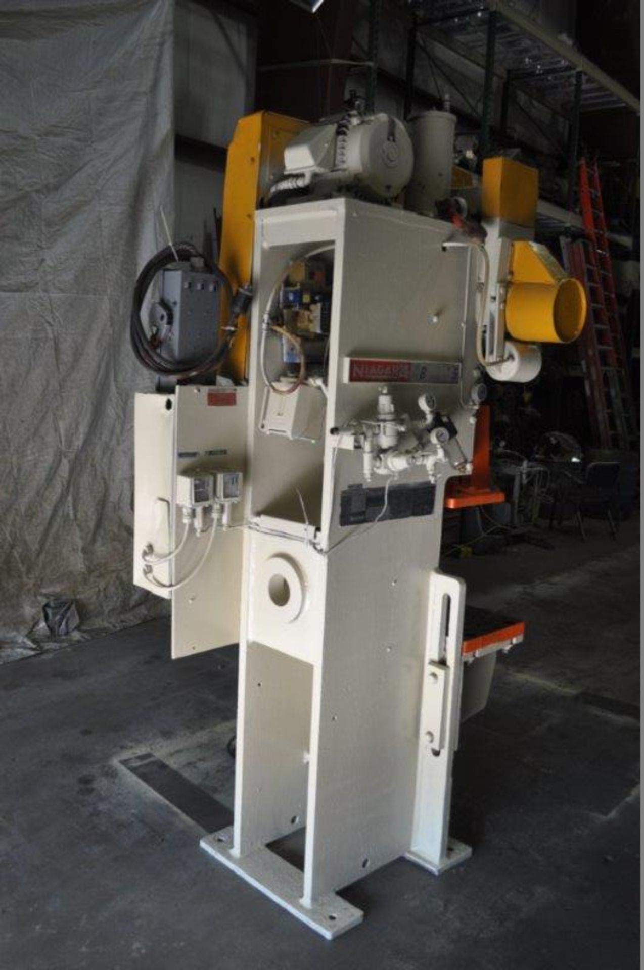 35 TON NIAGARA MODEL AMB-35 ADJUSTABLE BEND HORN PRESSES; S/N 49359, 24" LEFT TO RIGHT X 16" FRONT - Image 8 of 9