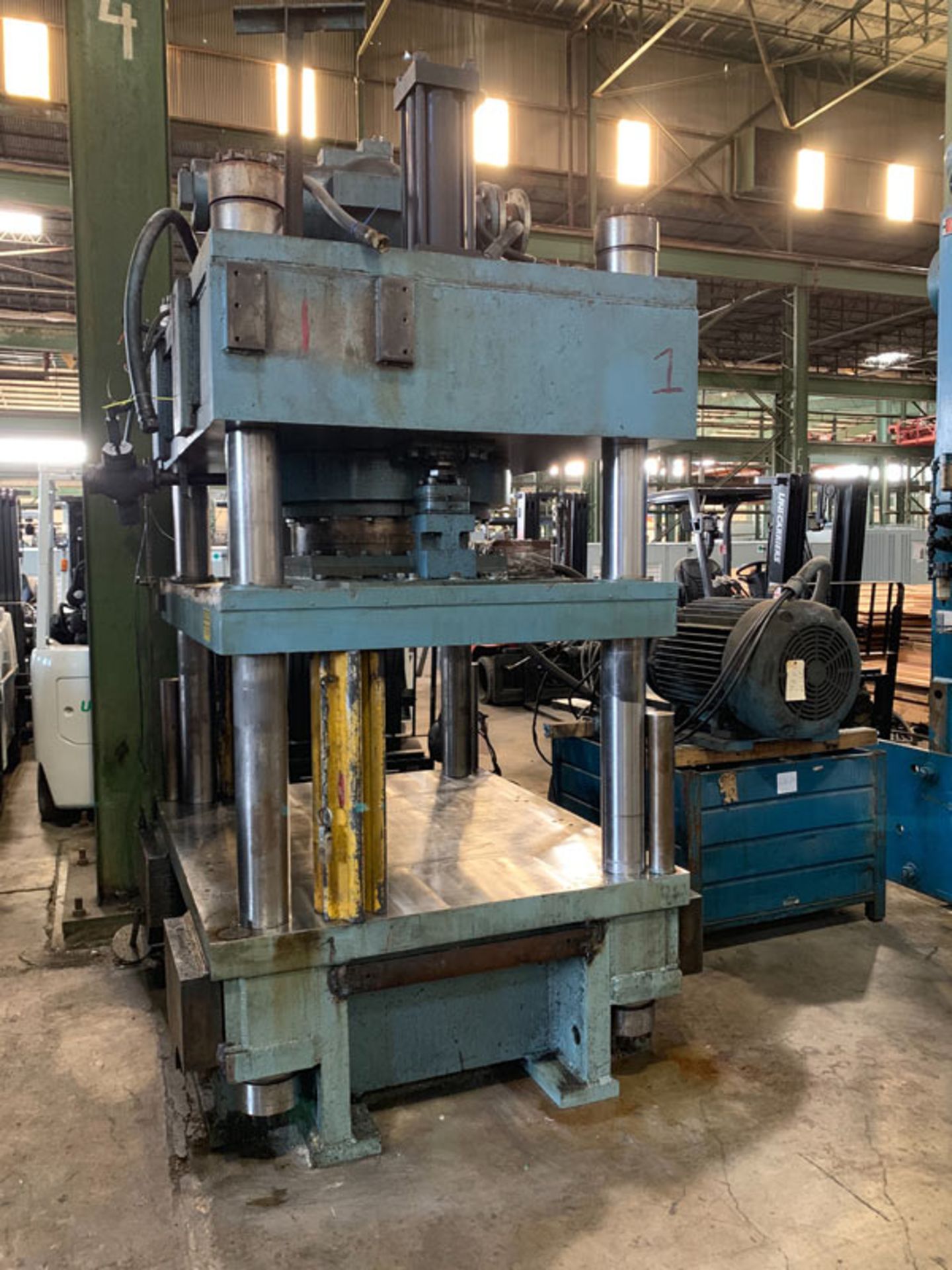 450 TON MODERN MODEL UNK 4-POST HYDRAULIC PRESS; S/N N/A, USED MODERN 450 TON 4-POST HYDRAULIC - Image 6 of 10