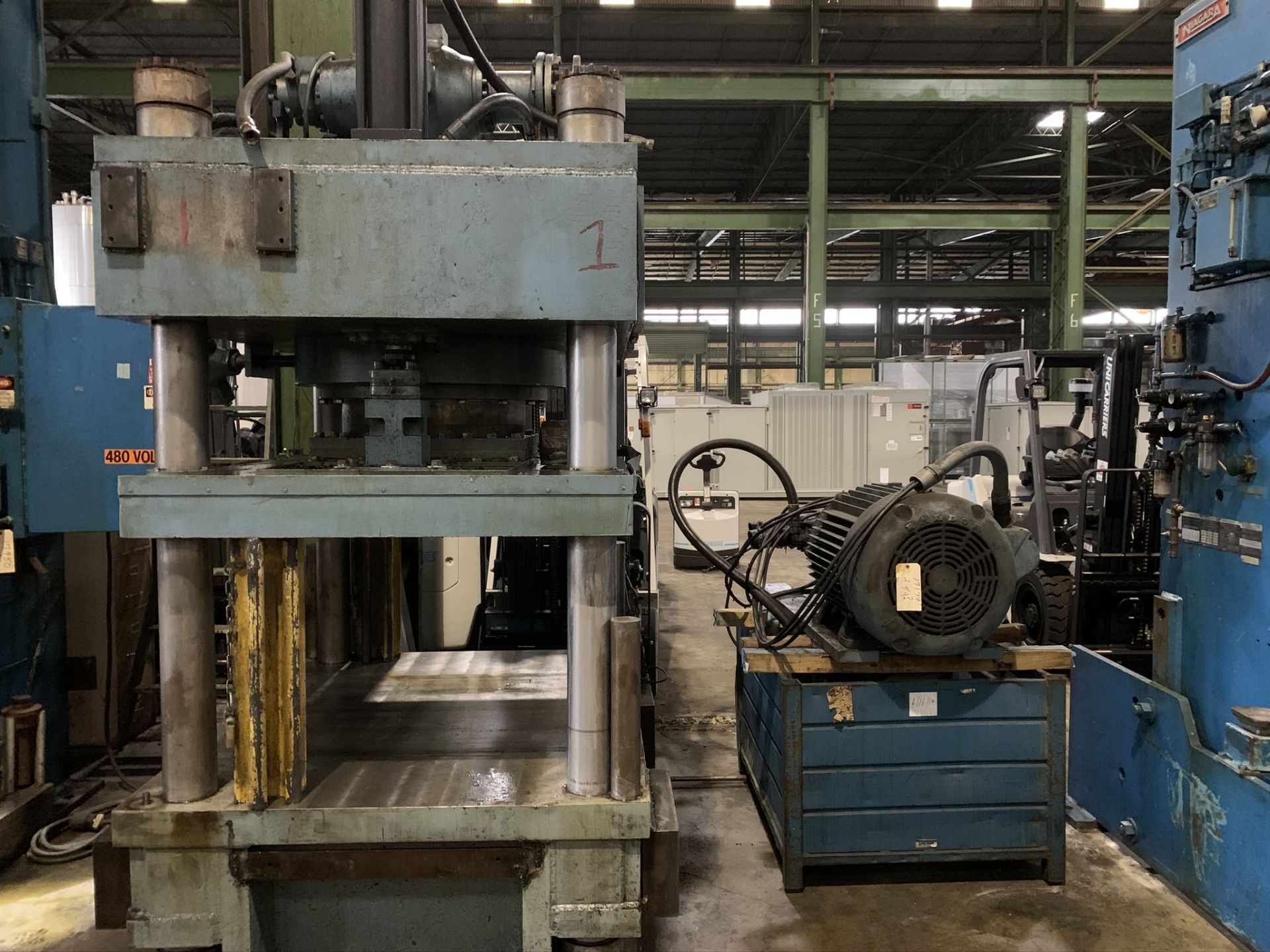 450 TON MODERN MODEL UNK 4-POST HYDRAULIC PRESS; S/N N/A, USED MODERN 450 TON 4-POST HYDRAULIC - Image 4 of 10