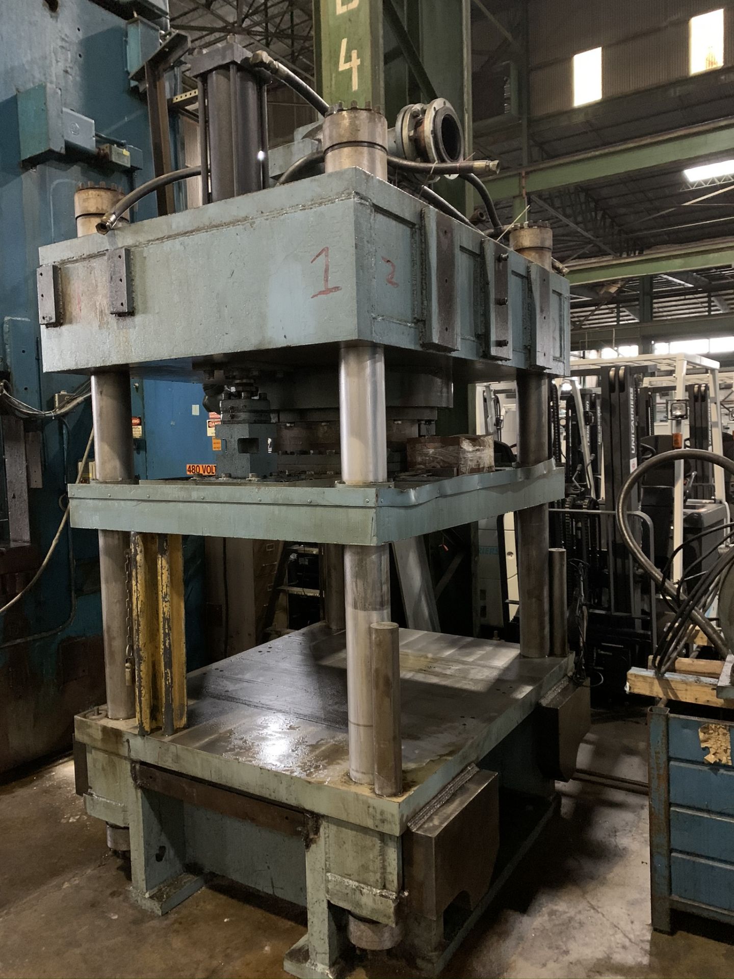 450 TON MODERN MODEL UNK 4-POST HYDRAULIC PRESS; S/N N/A, USED MODERN 450 TON 4-POST HYDRAULIC - Image 2 of 10