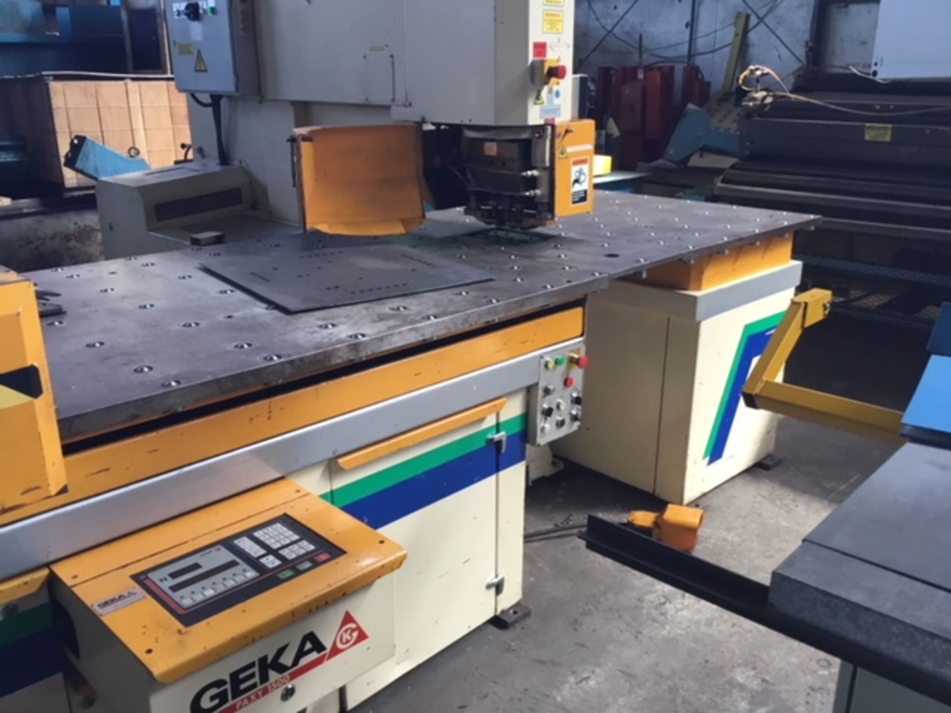 110 TON GEKA CNC PUNCH; S/N 9702, PUNCHING CAPACITY 110 TONS, CAPACITY IN _" MATERIAL 1-1/2", - Image 4 of 10