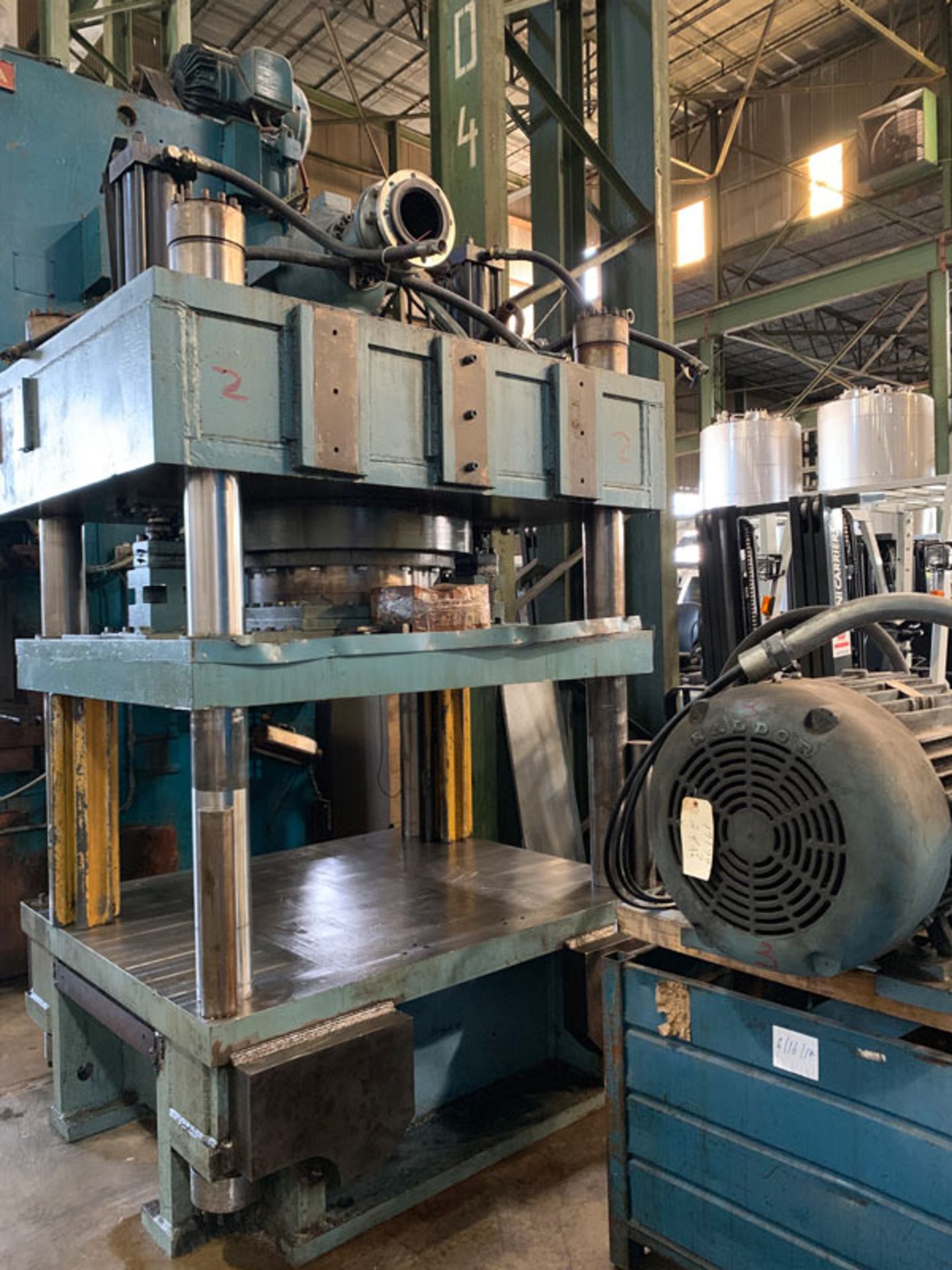 450 TON MODERN MODEL UNK 4-POST HYDRAULIC PRESS; S/N N/A, USED MODERN 450 TON 4-POST HYDRAULIC - Image 8 of 10