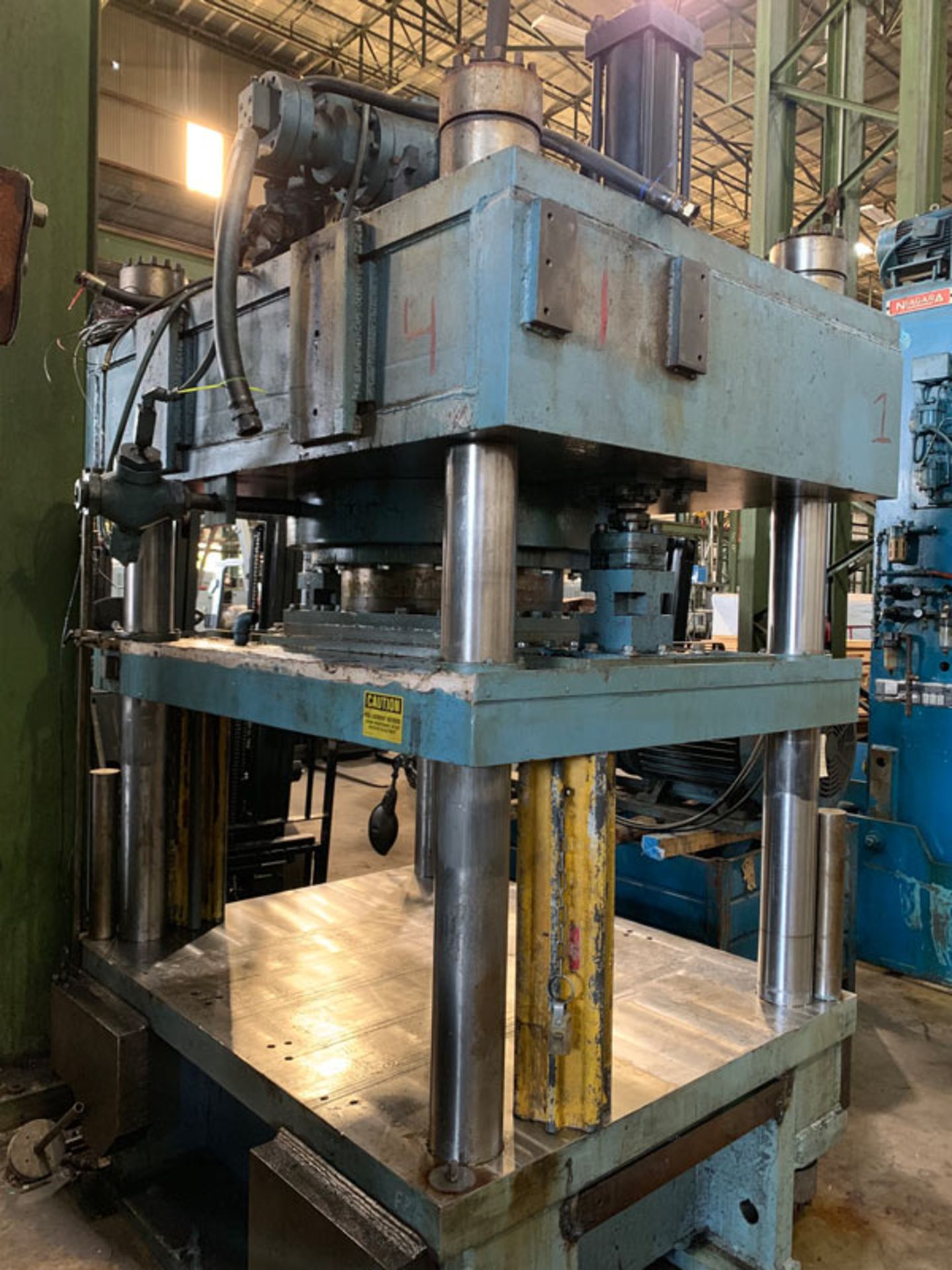 450 TON MODERN MODEL UNK 4-POST HYDRAULIC PRESS; S/N N/A, USED MODERN 450 TON 4-POST HYDRAULIC - Image 7 of 10