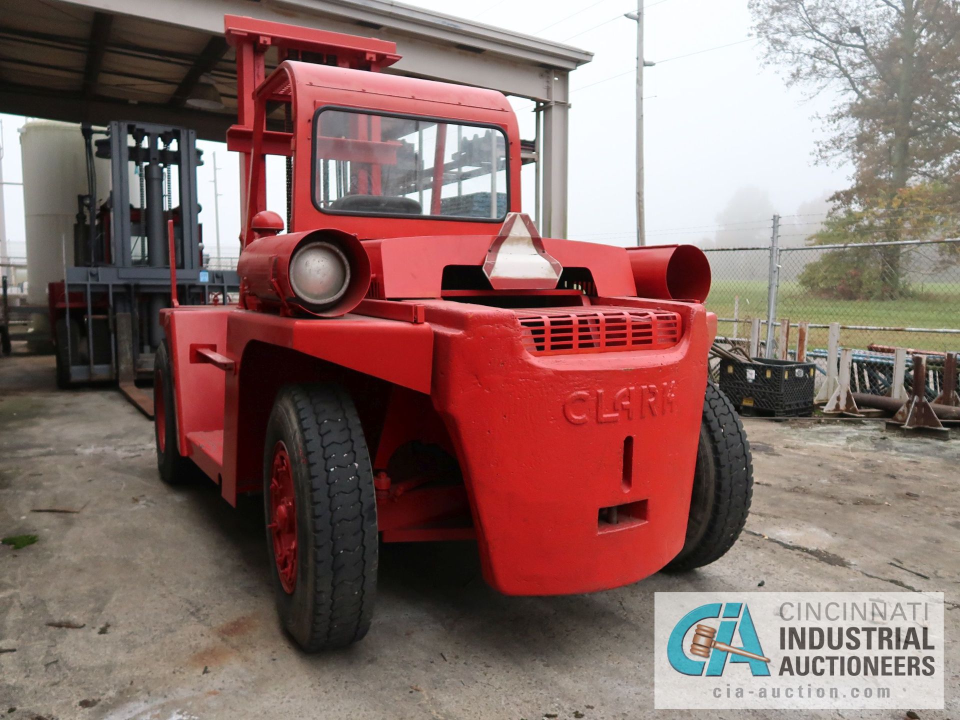 **18,000 LB. CLARK YARDLIFT MODEL CFY150B PNEUMATIC TIRE GAS LIFT TRUCK; S/N 191-481-463 - Image 3 of 8