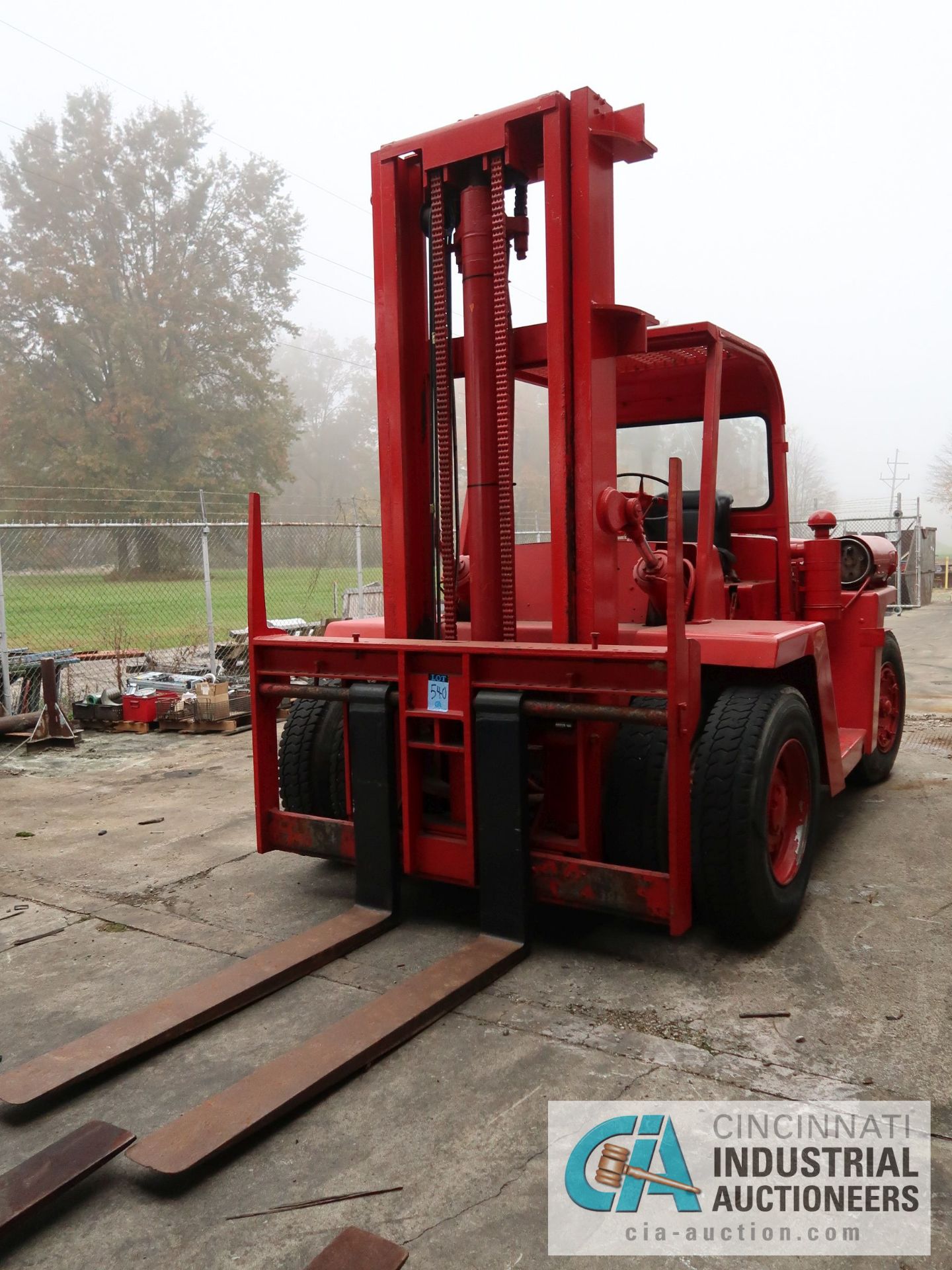 **18,000 LB. CLARK YARDLIFT MODEL CFY150B PNEUMATIC TIRE GAS LIFT TRUCK; S/N 191-481-463 - Image 2 of 8