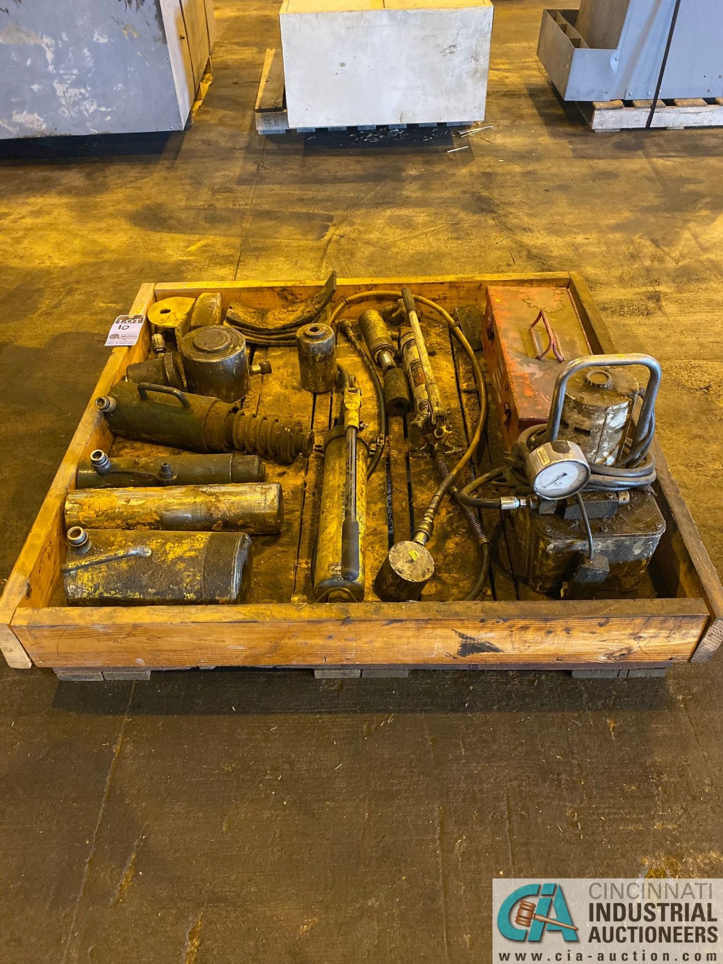 (LOT) HYDRAULIC JACKS BY ENEPAC & RAM-PAC WITH MISC. CYLINDERS & POWER UNIT