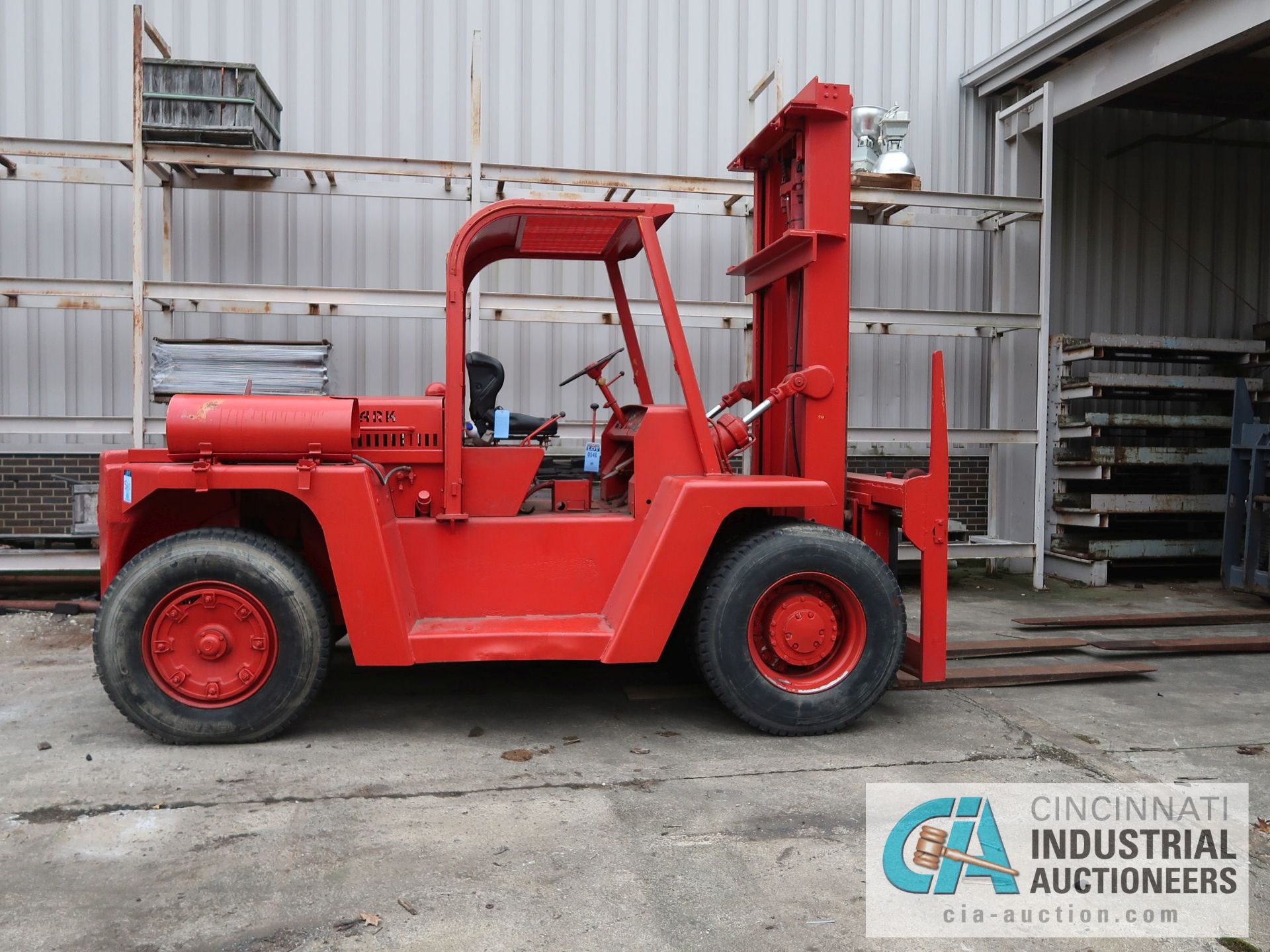 **18,000 LB. CLARK YARDLIFT MODEL CFY150B PNEUMATIC TIRE GAS LIFT TRUCK; S/N 191-481-463 - Image 5 of 8