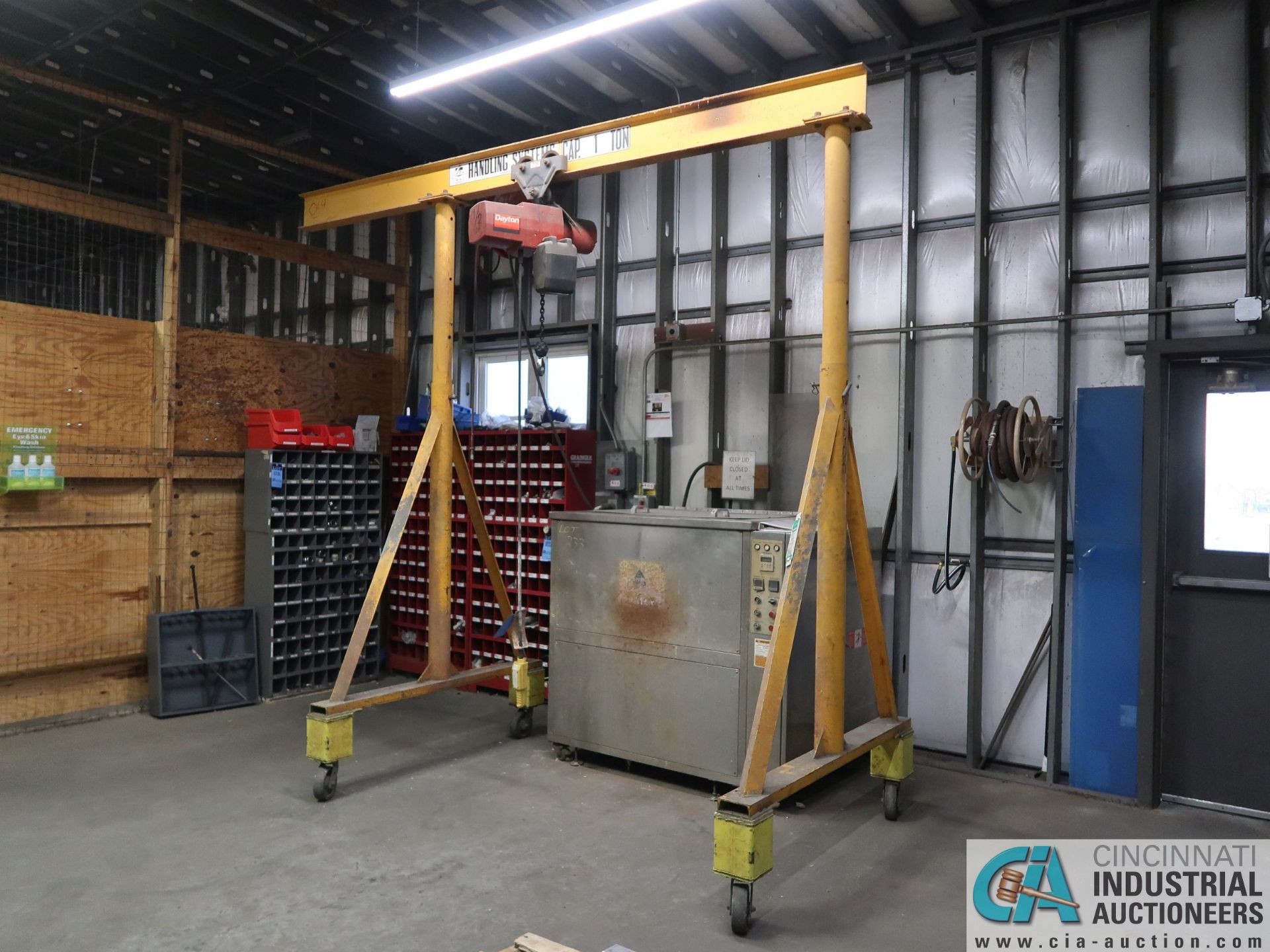 1 TON CAPACITY HANDLING SYSTEMS ADJUSTABLE HEIGHT GANTRY CRANE WITH 1/2 TON CAPACITY DAYTON - Image 4 of 5