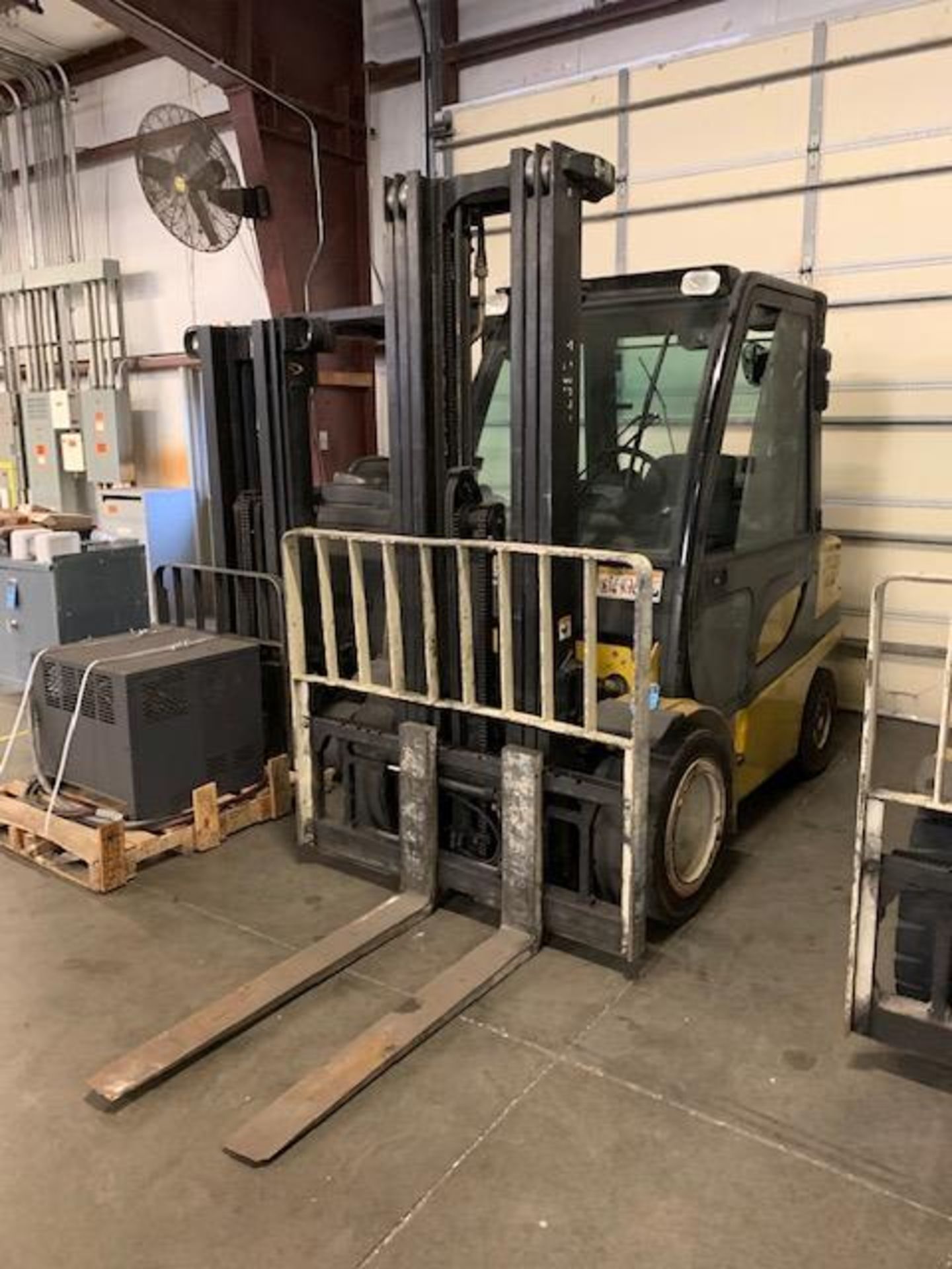 6,000 LB YALE MODEL GLP060 LP GAS LIFT TRUCK; S/N B875B05426D, 211" LIFT HEIGHT, 6,222 HOURS SHOWING