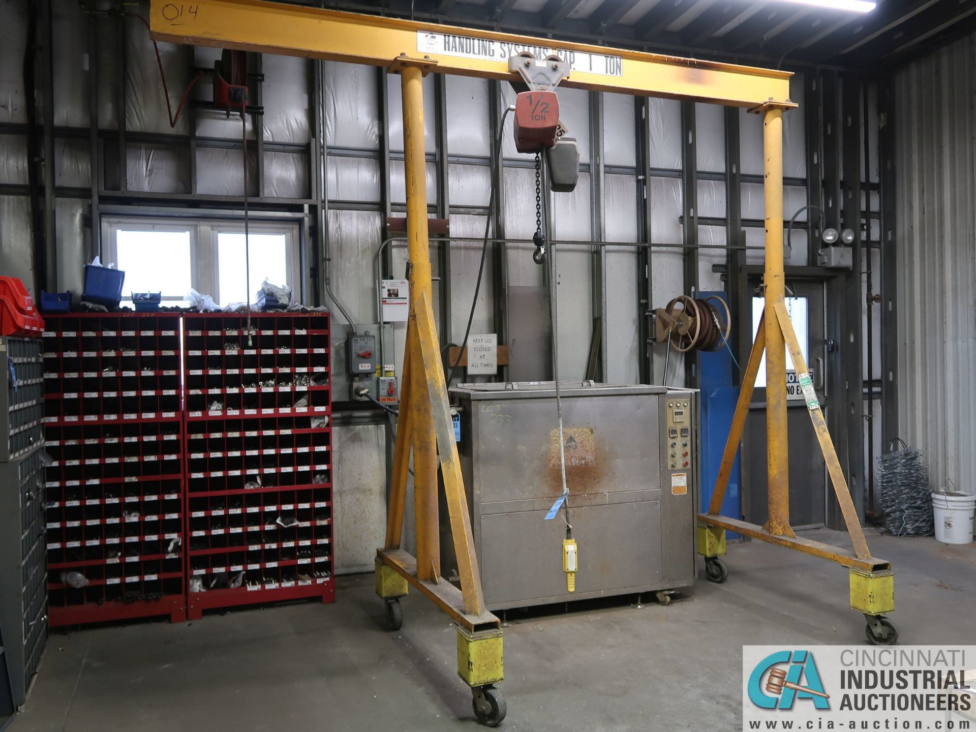 1 TON CAPACITY HANDLING SYSTEMS ADJUSTABLE HEIGHT GANTRY CRANE WITH 1/2 TON CAPACITY DAYTON