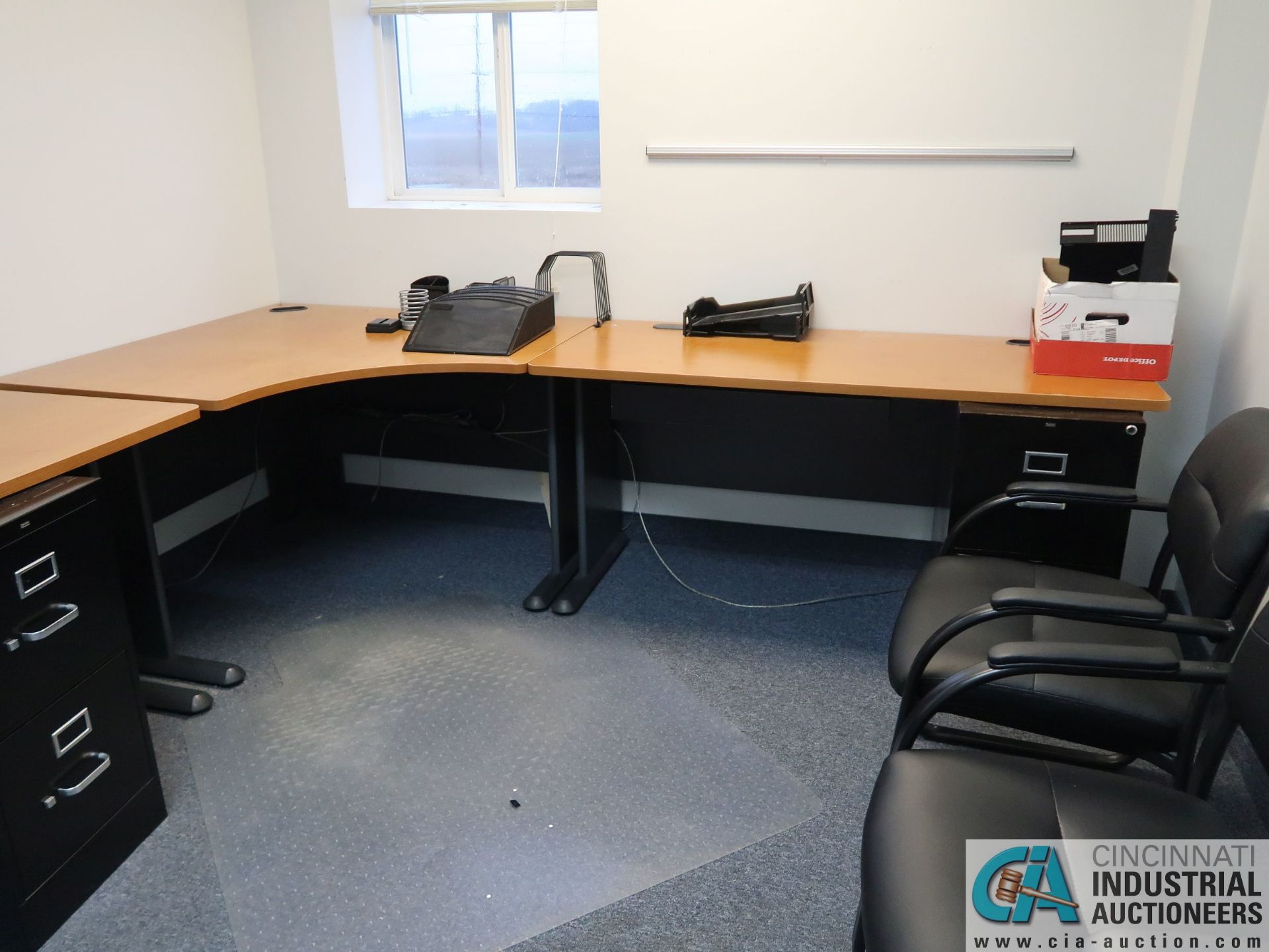 (LOT) L-SHAPED MODULAR DESK DESK WITH FILE CABINETS WITH CHAIRS ** NO DRY ERASE BOARD ** - Image 4 of 5