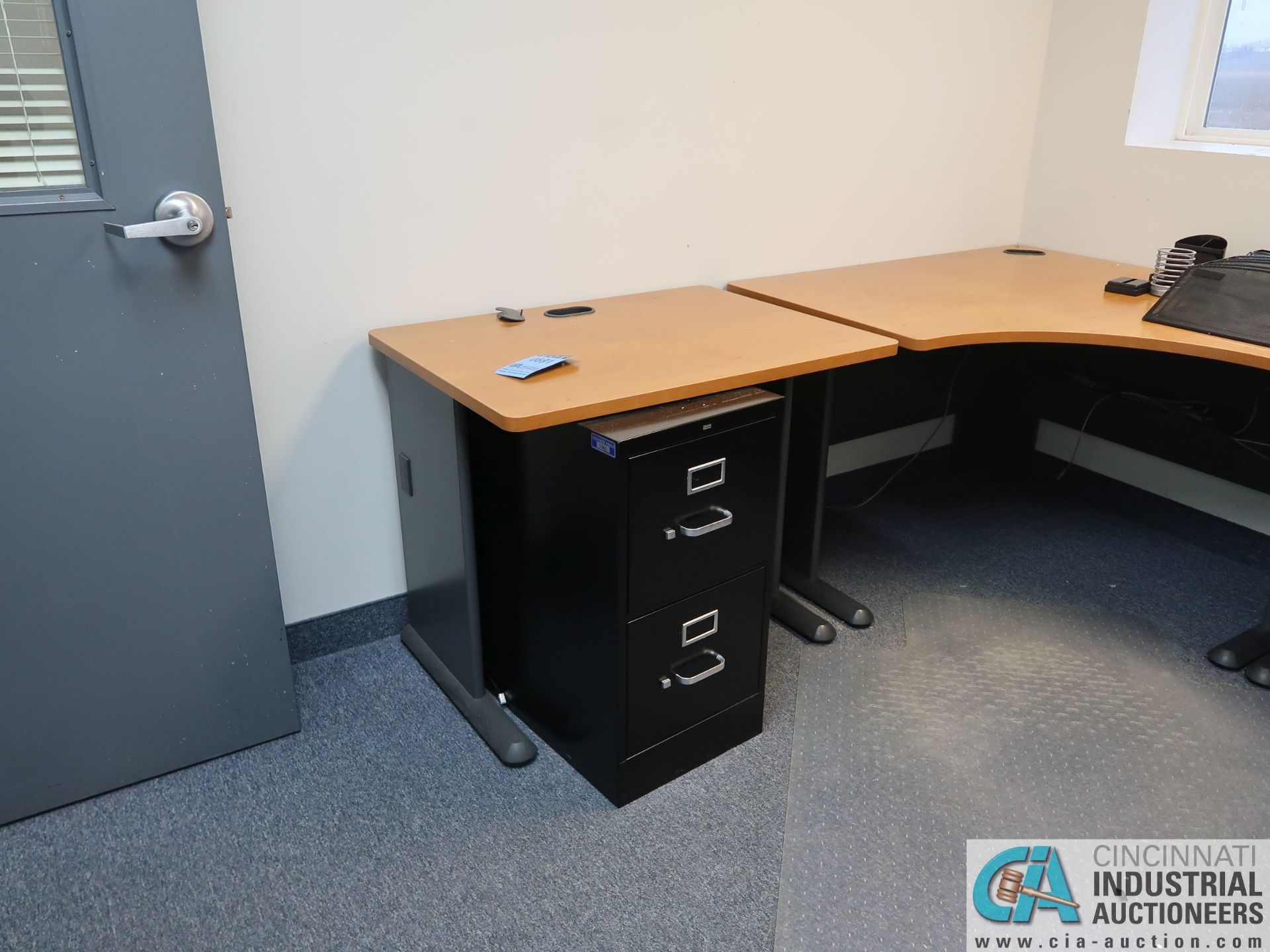 (LOT) L-SHAPED MODULAR DESK DESK WITH FILE CABINETS WITH CHAIRS ** NO DRY ERASE BOARD ** - Image 5 of 5