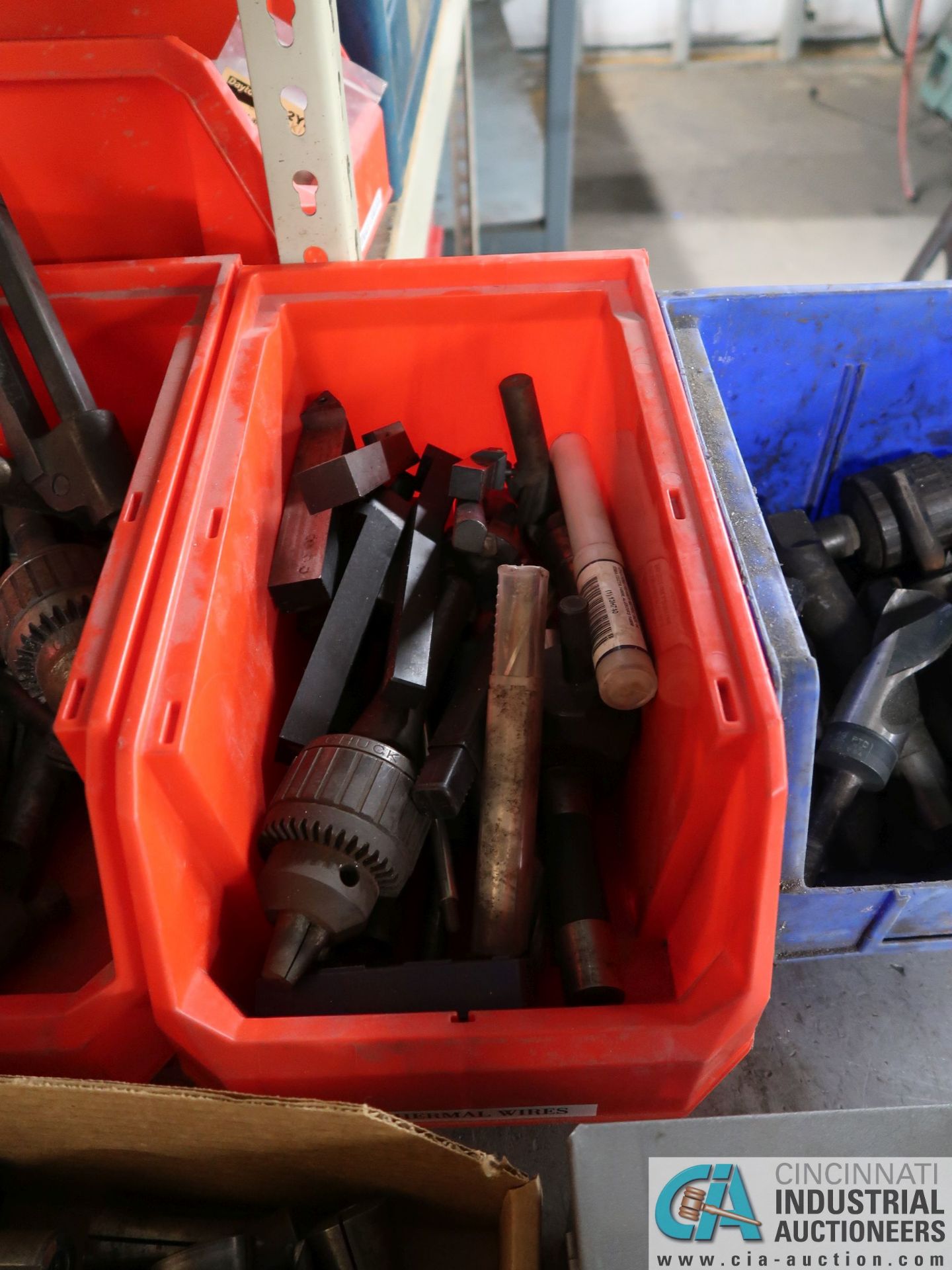 (LOT) MISCELLANEOUS INDEXABLE TOOLING DISPENSERS WITH DRILLS, TAPS, END MILLS AND HARDWARE - Image 12 of 18