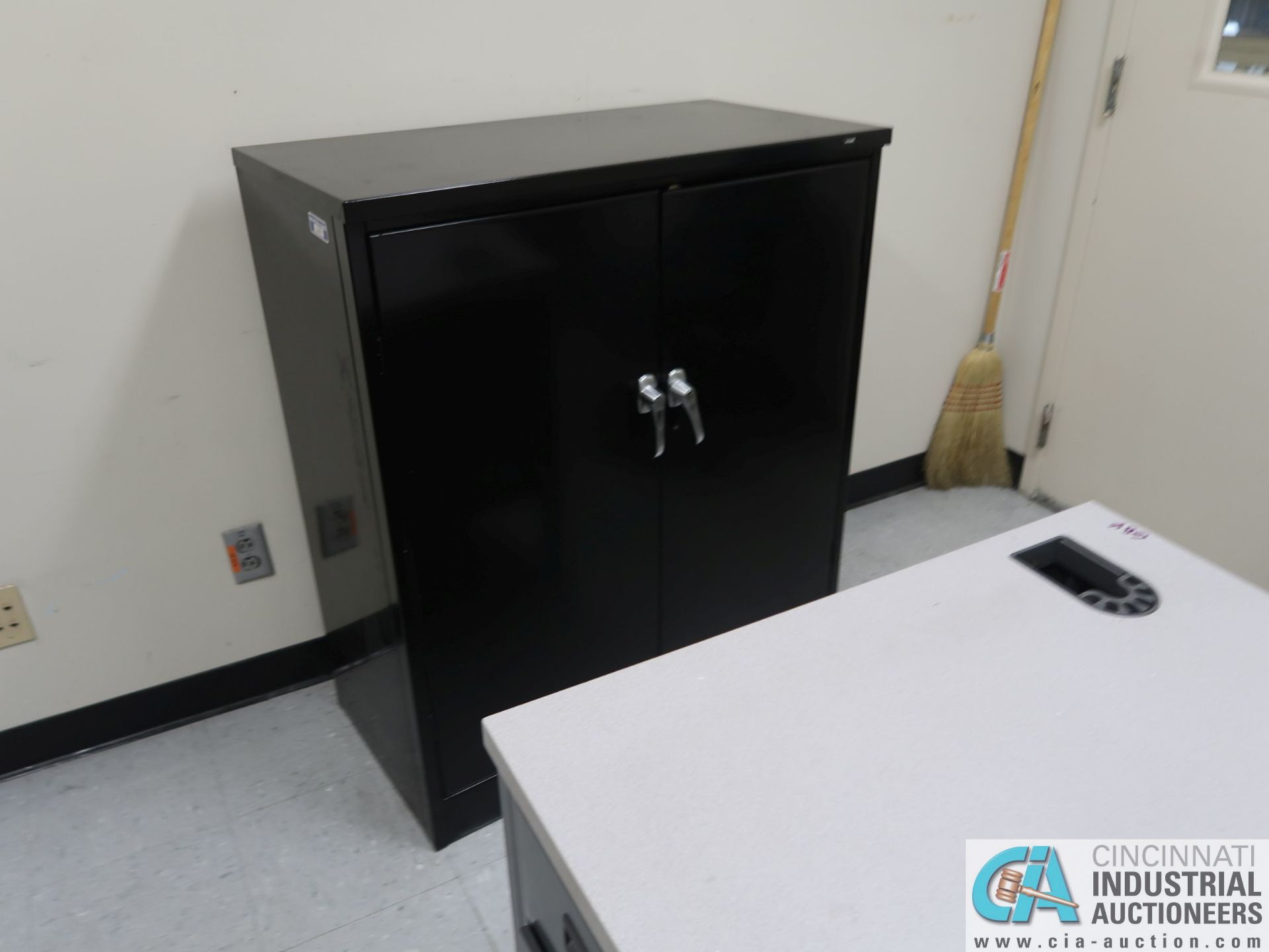 (LOT) DESKS, FILE CABINETS & CHAIRS - Image 4 of 6