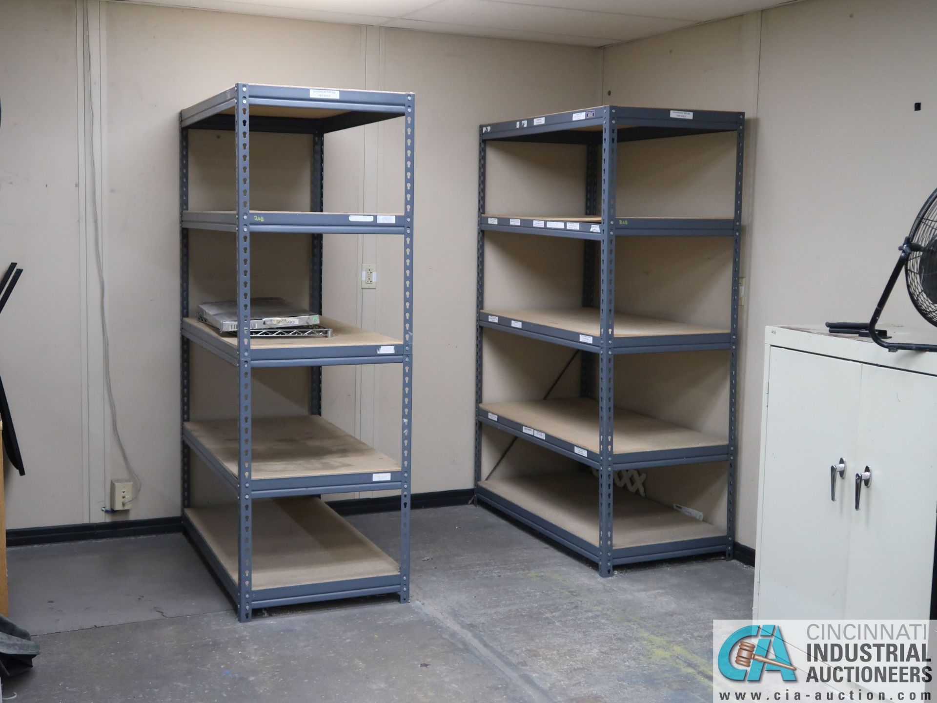 (LOT) MISCELLANEOUS DESKS, FILE CABINETS AND SHELVING **NO AC UNIT** - Image 4 of 5