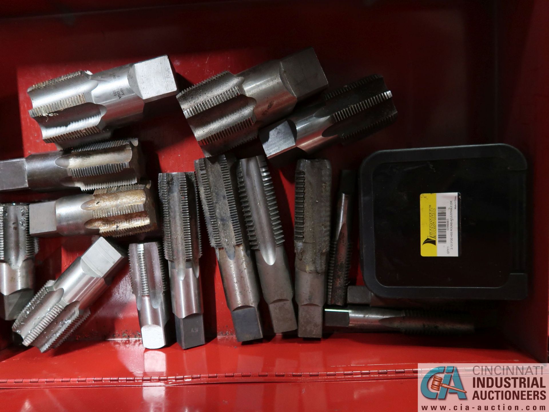 (LOT) MISCELLANEOUS INDEXABLE TOOLING DISPENSERS WITH DRILLS, TAPS, END MILLS AND HARDWARE - Image 9 of 18