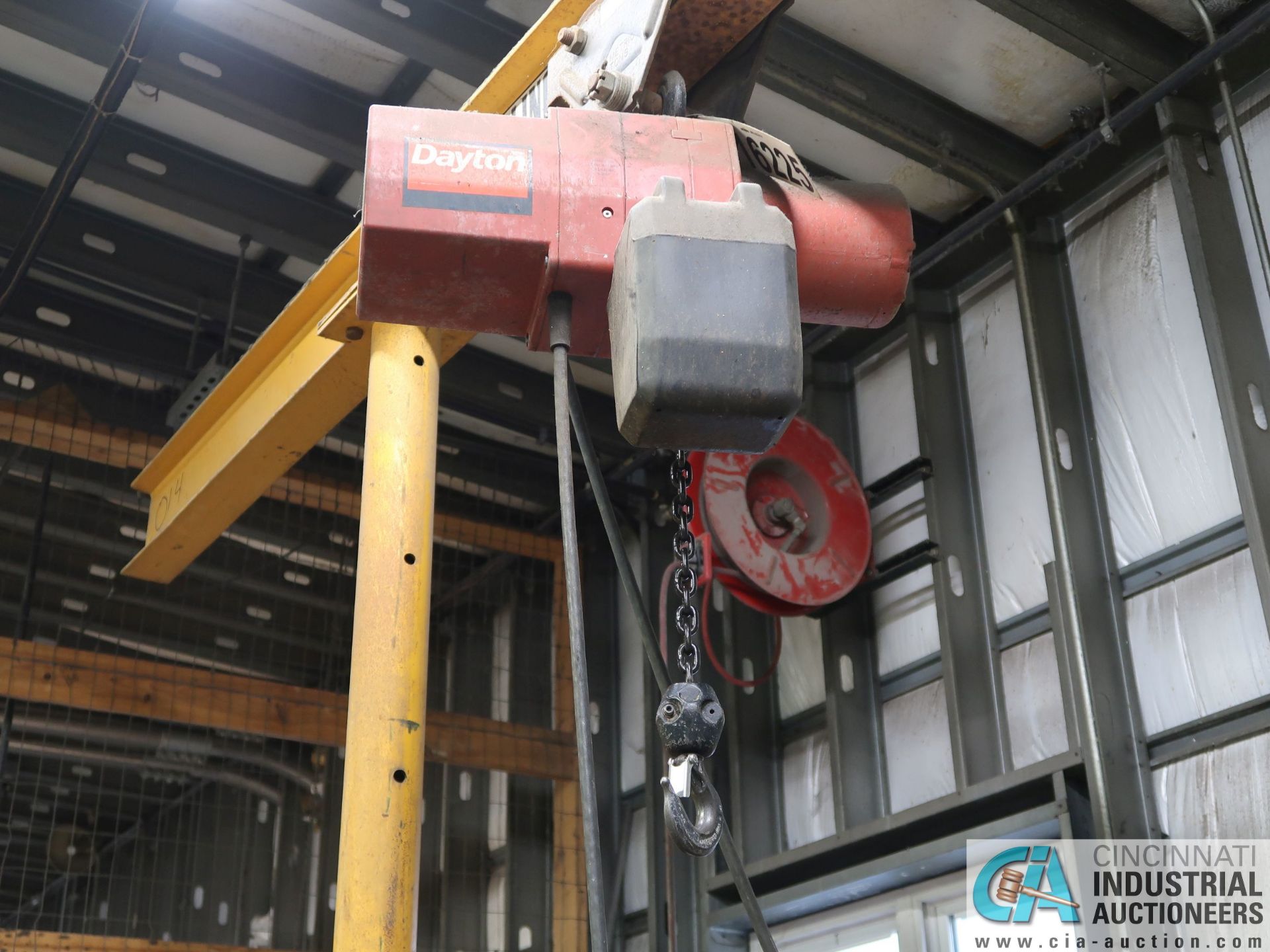 1 TON CAPACITY HANDLING SYSTEMS ADJUSTABLE HEIGHT GANTRY CRANE WITH 1/2 TON CAPACITY DAYTON - Image 3 of 5